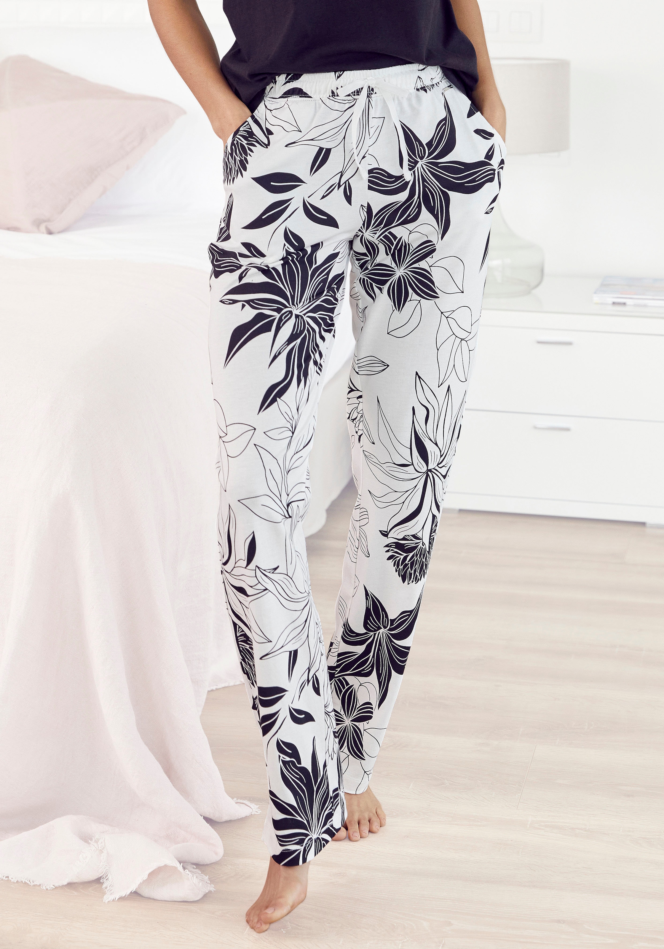LASCANA Schlafhose, mit floralem Druck online bestellen | Shorts
