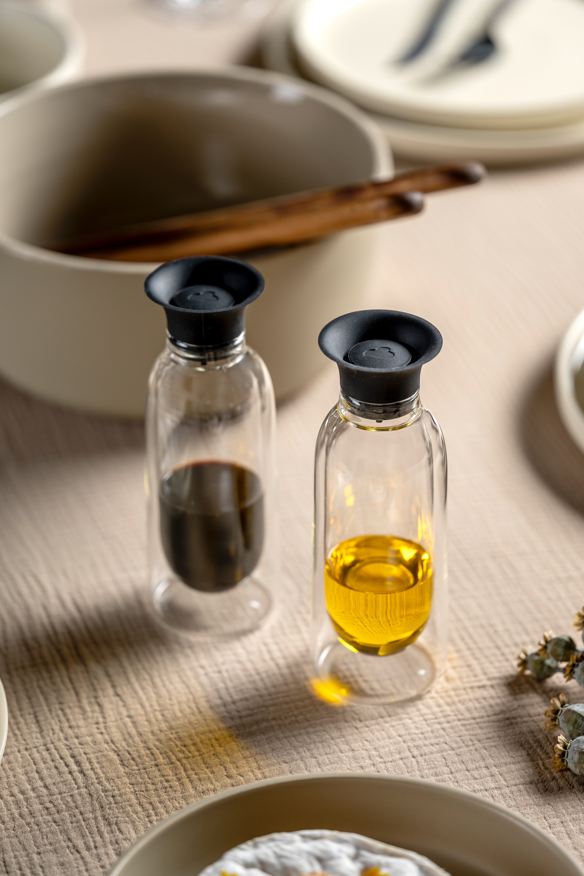 LEONARDO Menage-Set »Essig- und Ölflasche DUO, 2er Set«, (Set, 2 tlg.), aus doppelwandigem Glas mit Silikondeckel