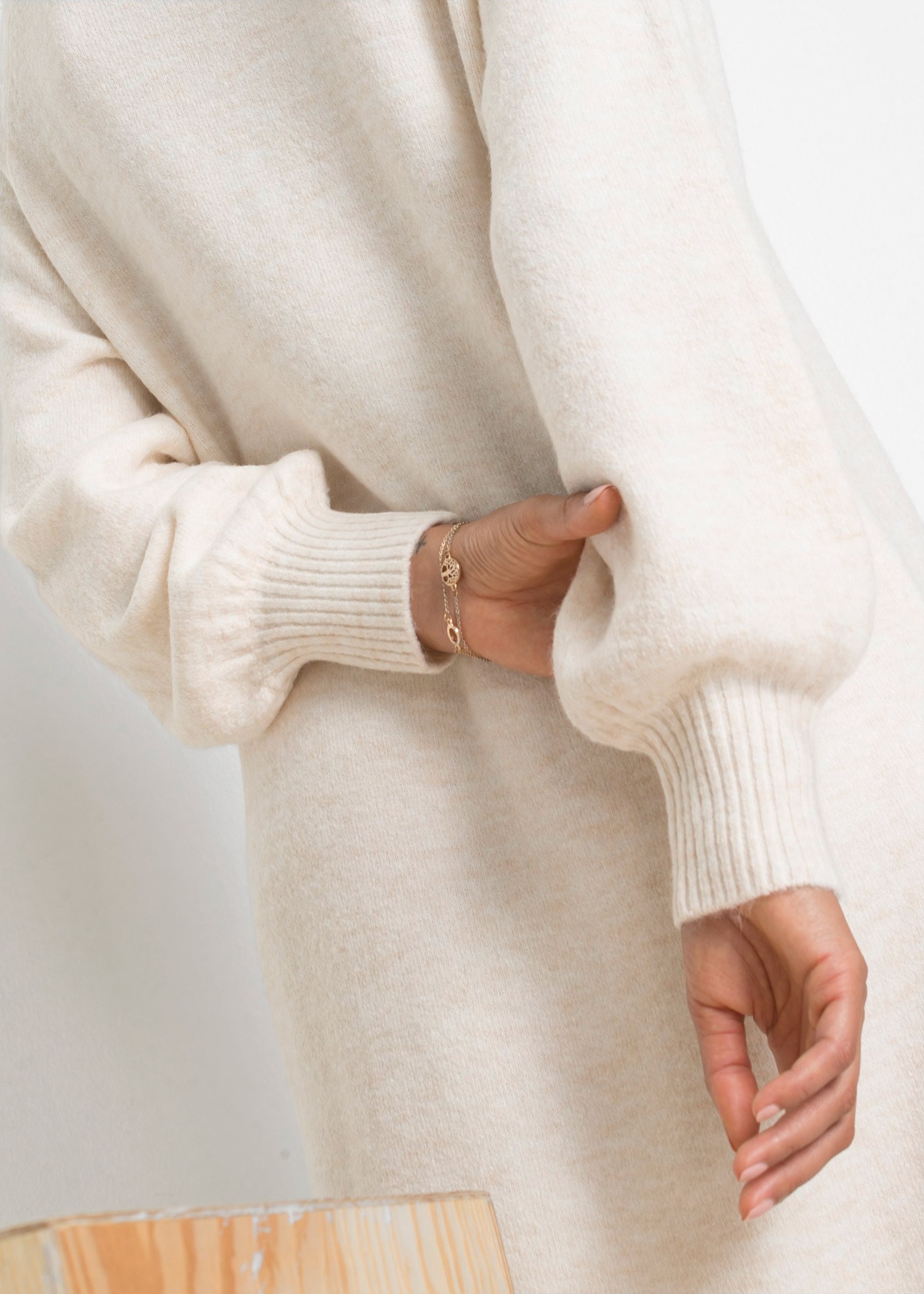 bonprix Strickkleid »Oversized Strickkleid in Midilänge« Oversized Strickkleid in Midilänge mit Ballonärmeln und V-Ausschnitt