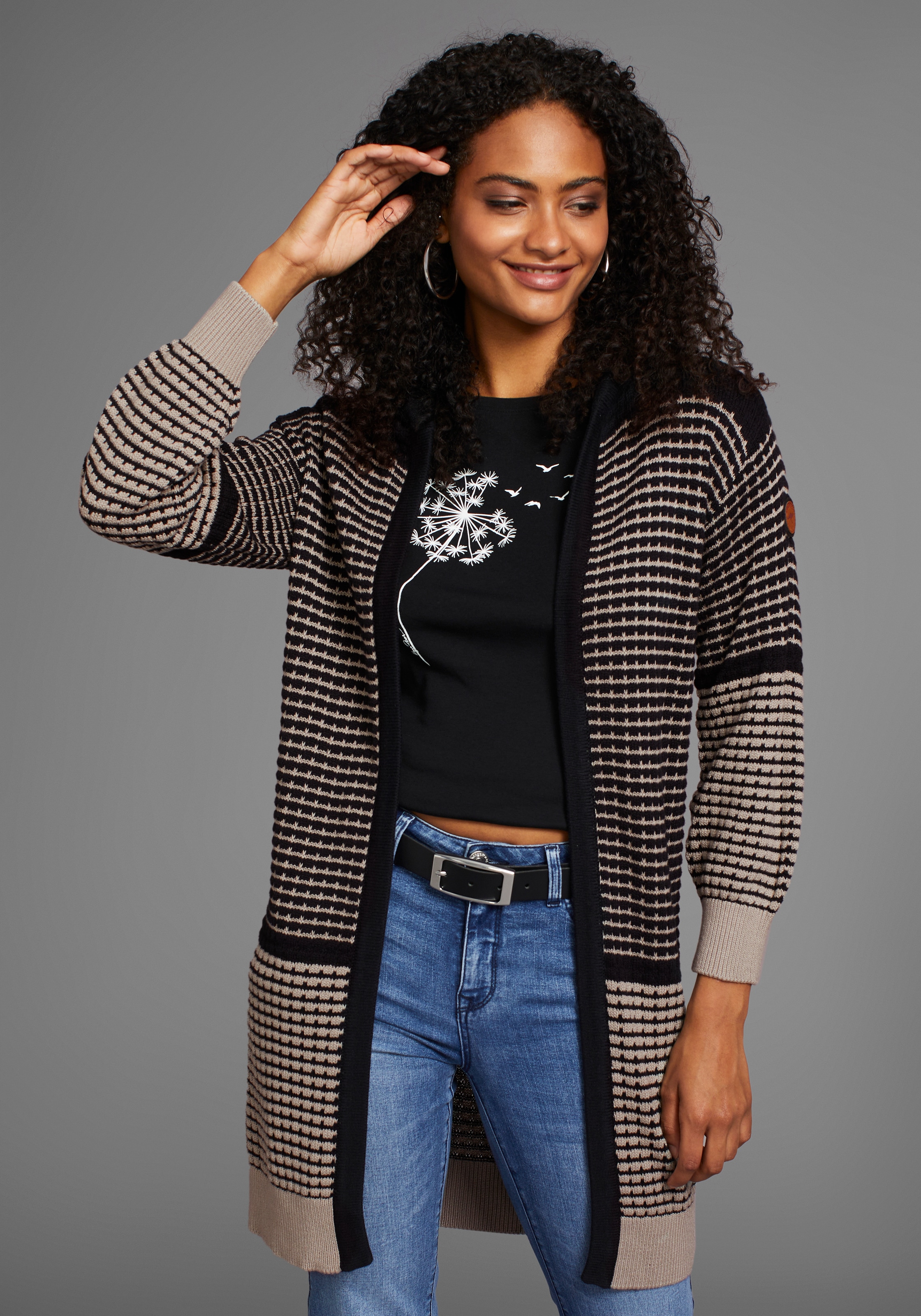 KangaROOS Kapuzenstrickjacke, mit angesagtem Strickmuster