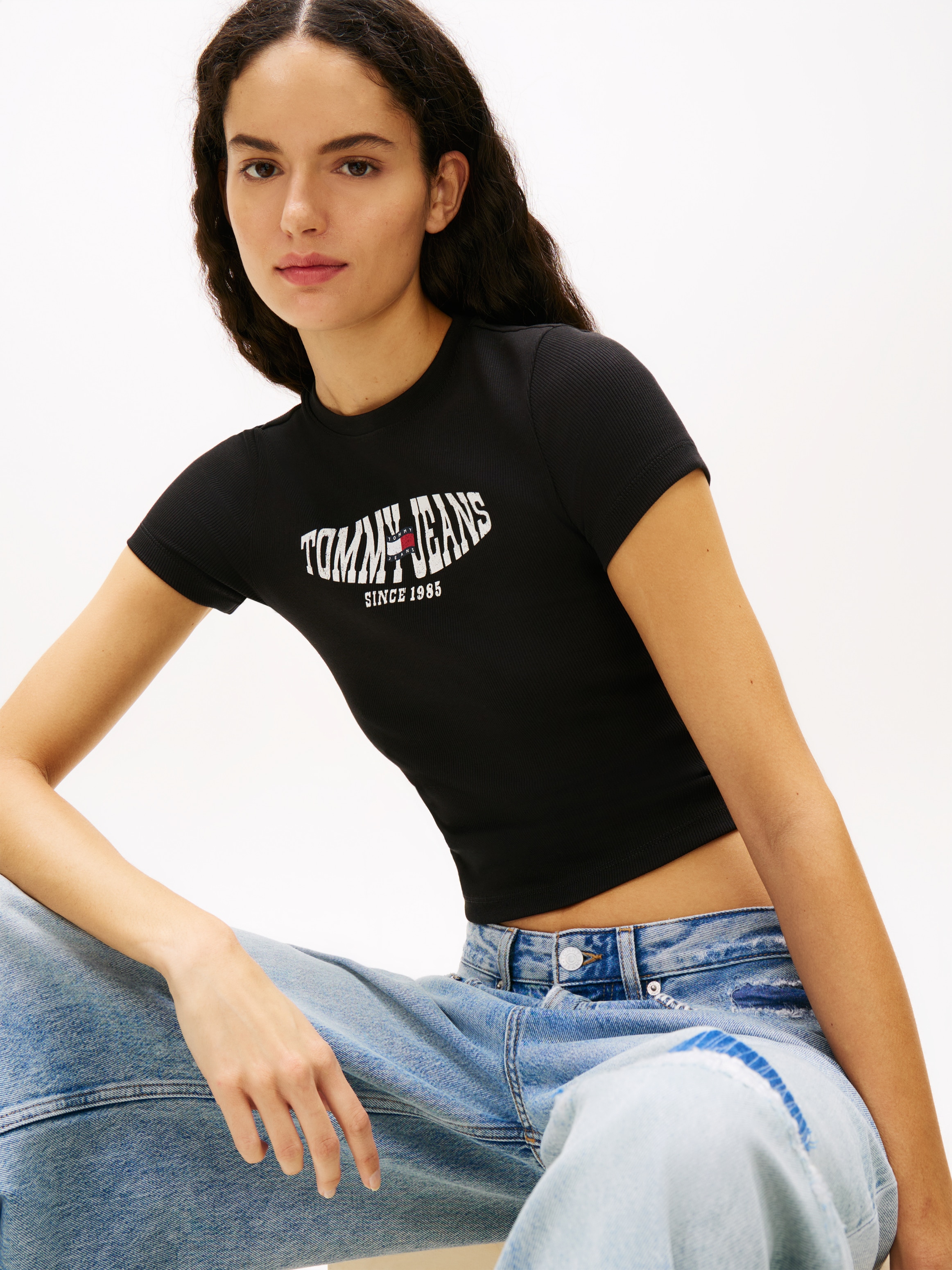 Tommy Jeans Kurzarmshirt »TJW SLIM SHORT WAVY FLAG SS TEE« mit Logoprint