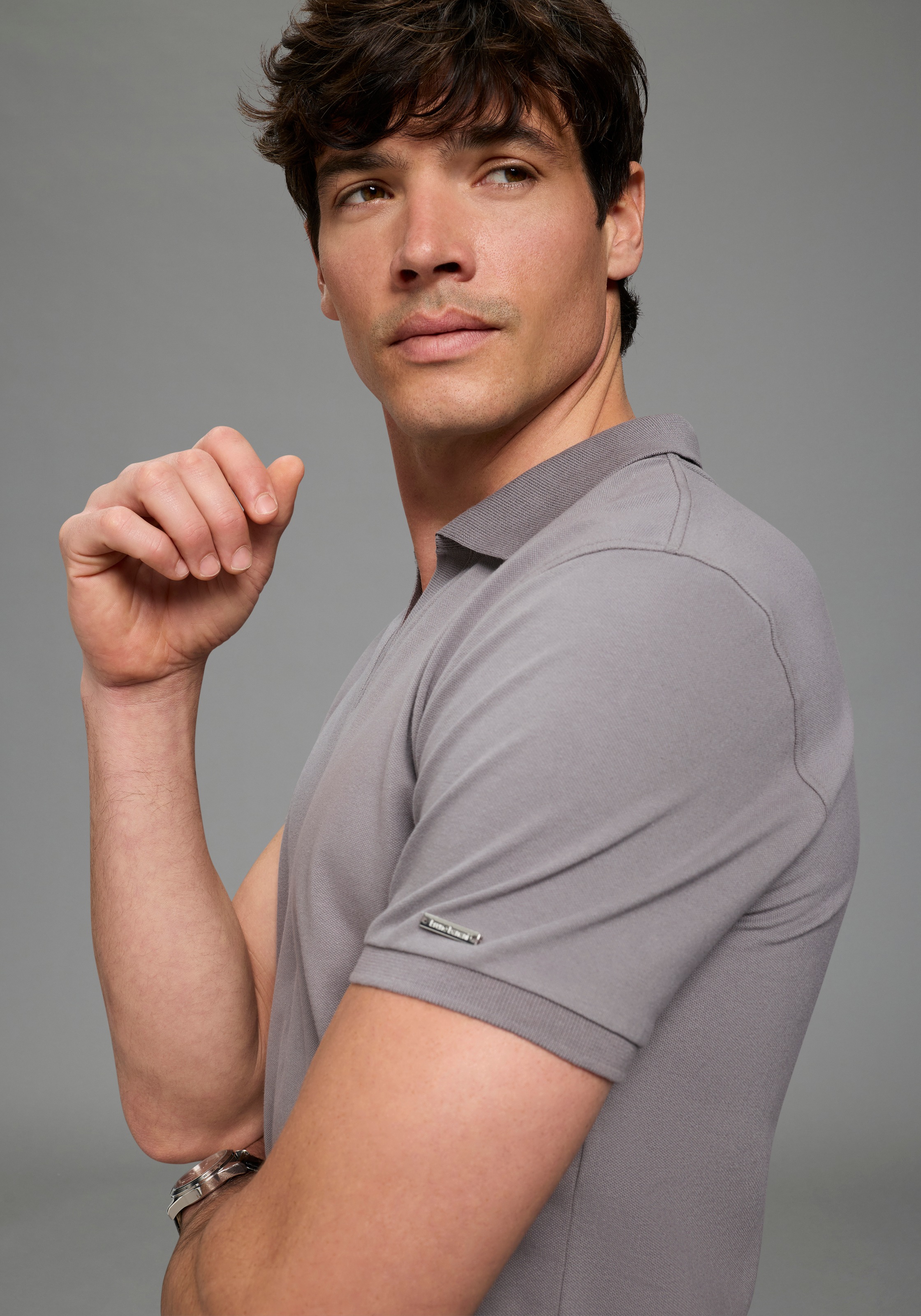 Bruno Banani Henleyshirt schmale Passform, Kurzarm, V-Ausschnitt und Polokragen, unifarben