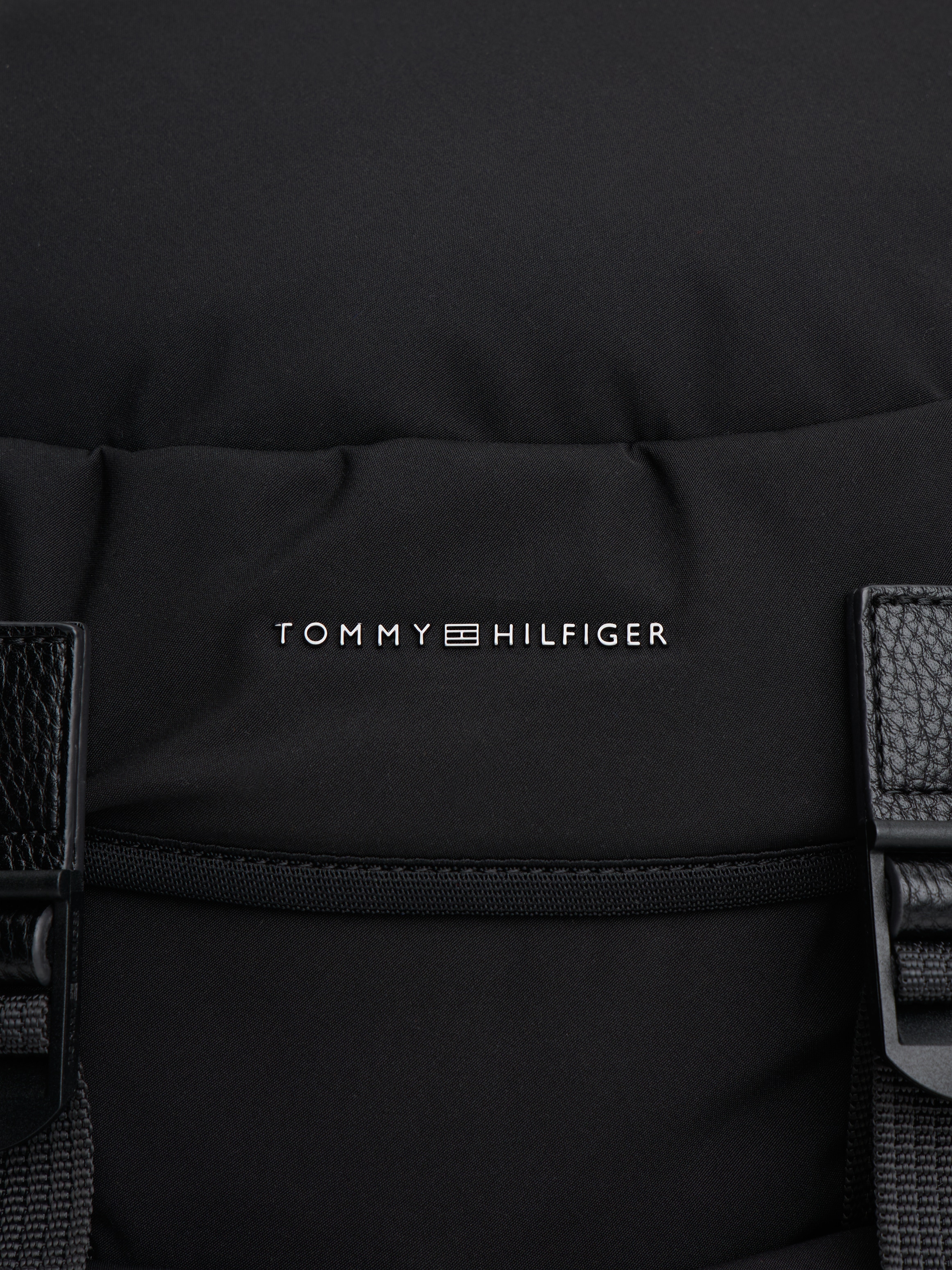 Tommy Hilfiger Freizeitrucksack »TH TRAVEL FLAP BACKPACK« , Unisex Reiserucksack, Travel-Rucksack mit gepolsterten Tragegurten