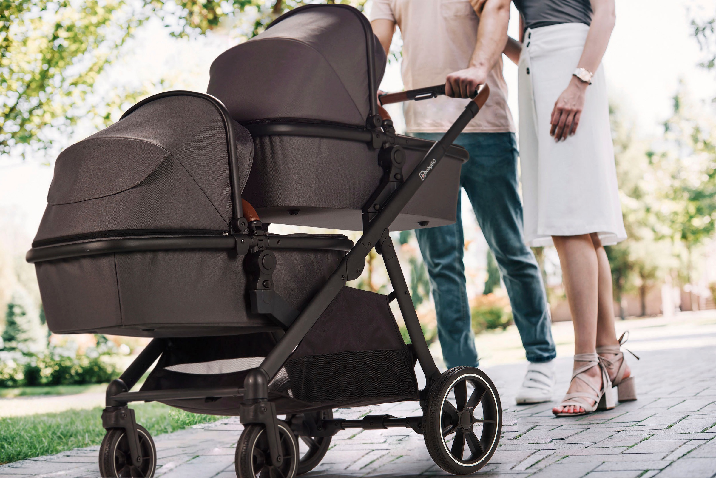 BabyGo Zwillings-Kombikinderwagen »Duo Ultra Set, grau«, inkl. 2 Babyschalen, 2 Isofix Base, Wickeltasche u. 2 Regenhauben