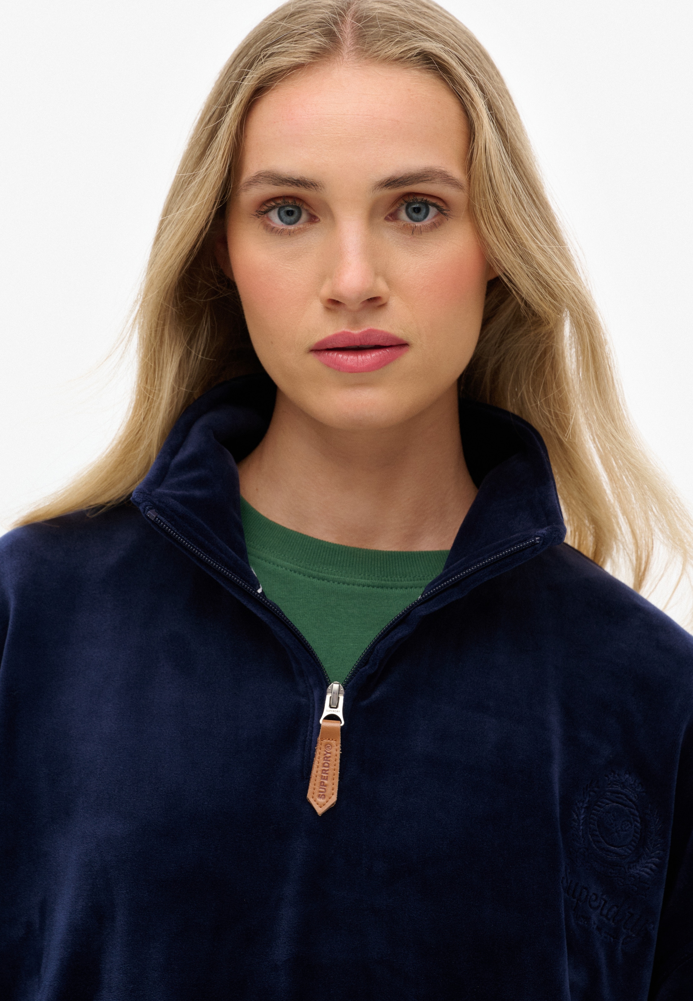 Superdry Sweatshirt »COUNTRY CLUB VELOUR 1/4 ZIP«, Nicki-Qualität, Troyer mit Logo-Brustmotiv
