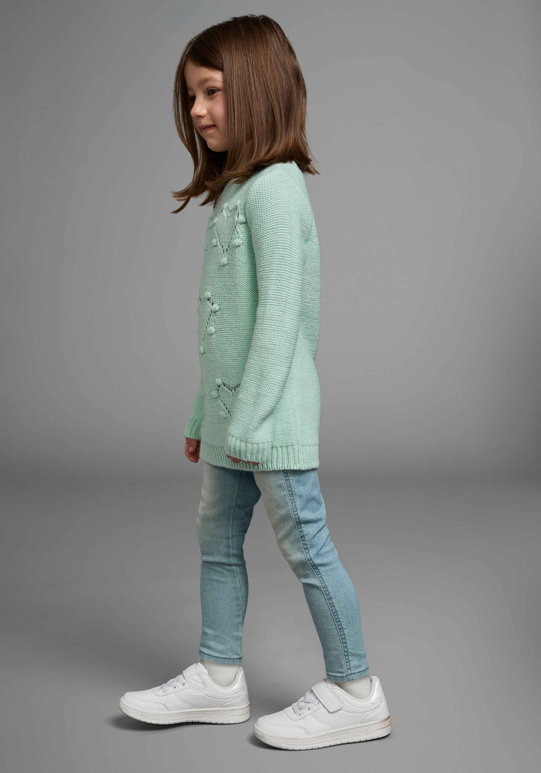 KIDSWORLD Strickpullover »Pulli für kleine Mädchen« gestricktem Herzchenmuster