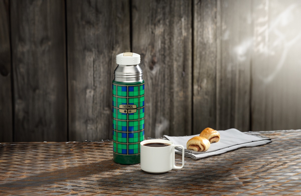 THERMOS Isolierflasche »REVIVAL BEVERAGE BOTTLE, Edelstahlkörper, spülmaschinenfest«, (1 tlg.), 0,5l, 18h heiß & 24h kalt, mit Push Button Lid & Trinkbecher mit Griff