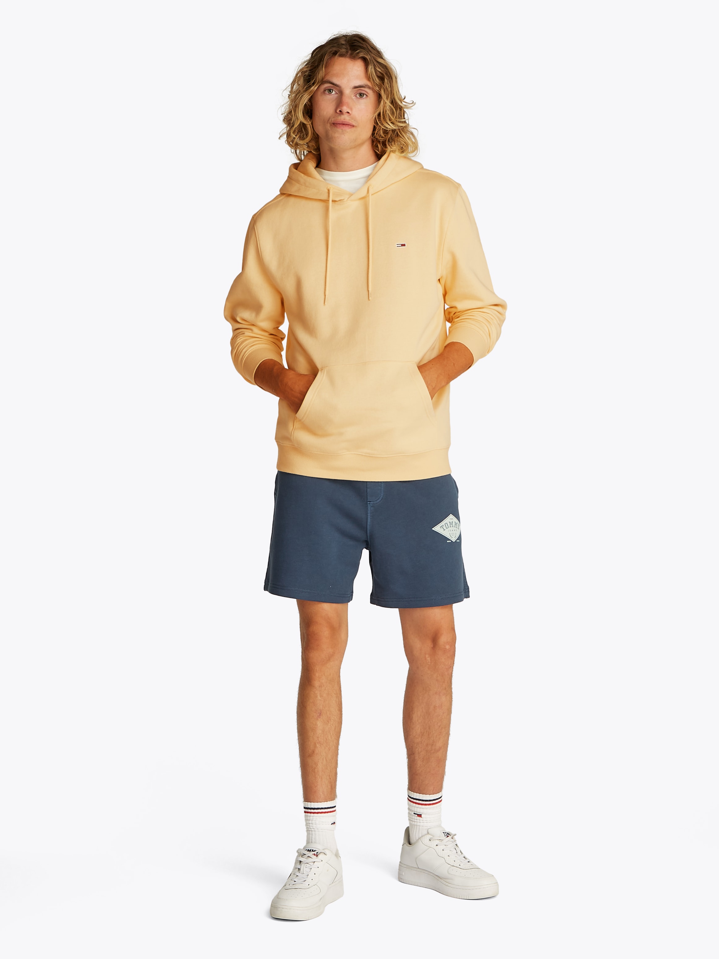 Tommy Jeans Sweatshirt »TJM REG S FLAG HOODIE«, mit bestickten Markenlogo auf Brusthöhe