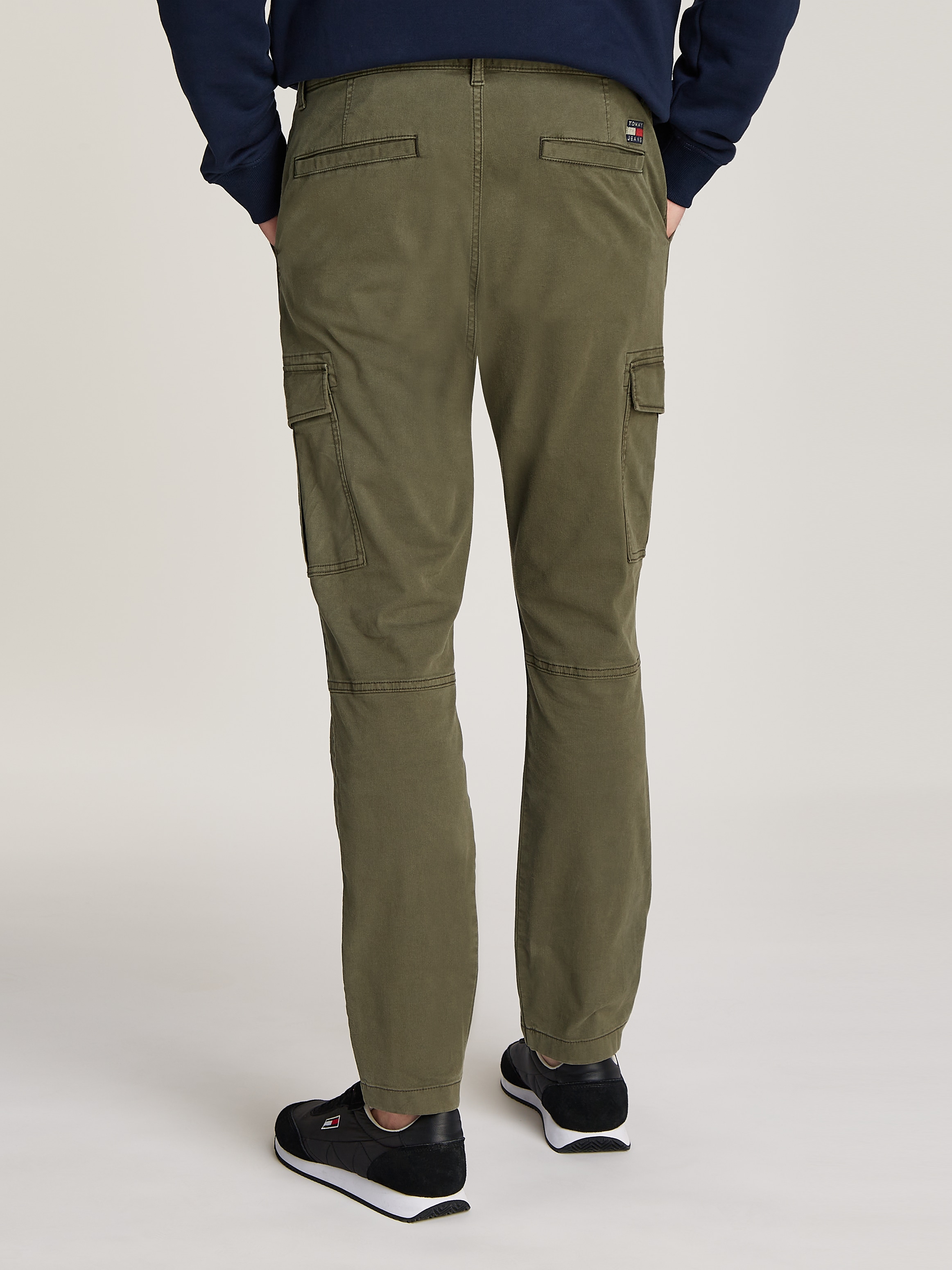 Tommy Jeans Cargohose »TJM AUSTIN LIGHTWEIGHT CARGO«, mit bestickten Markenlogo über der Gesäßtasche