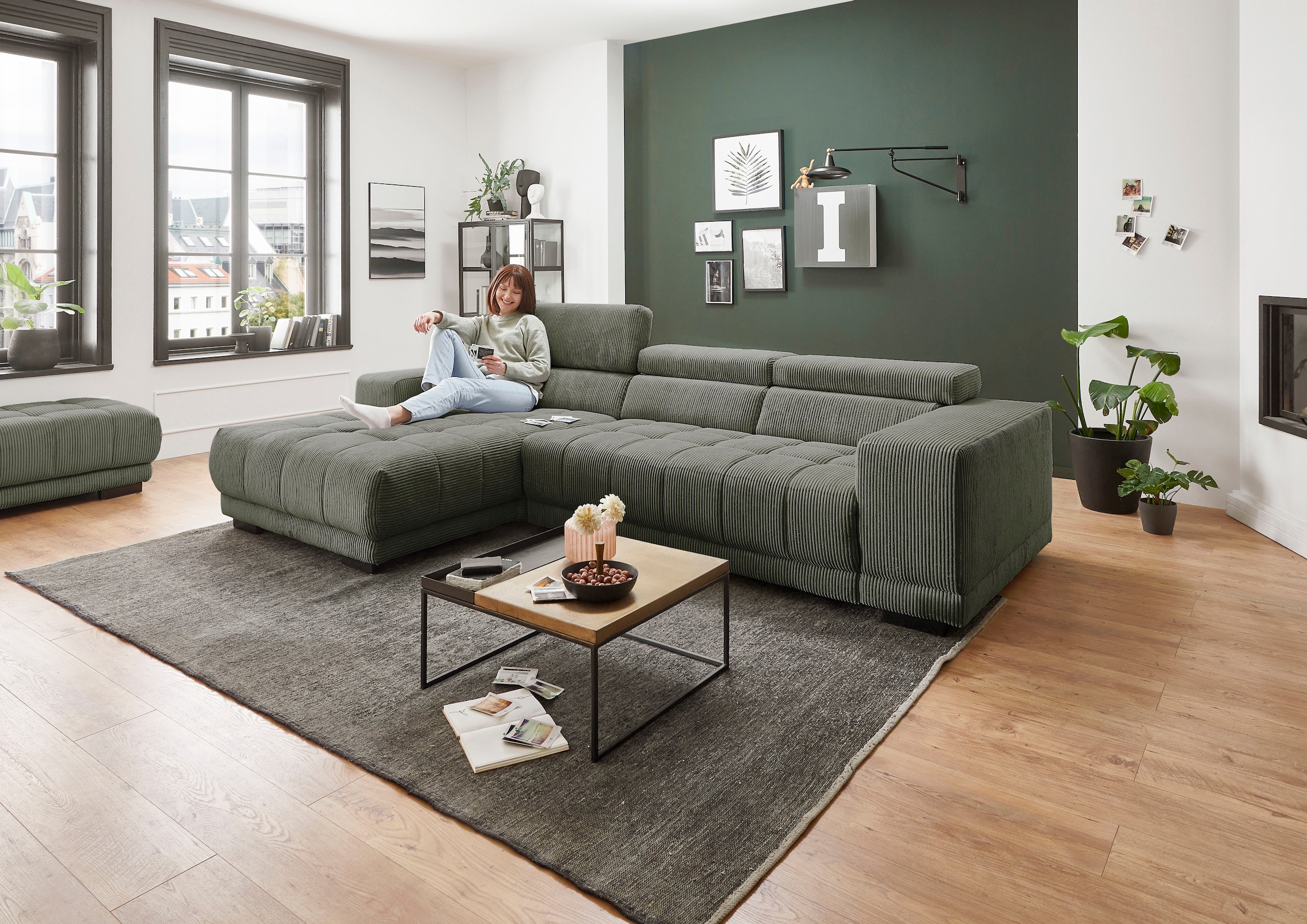 Die PlanBar Ecksofa »MP-IN15053 L-Form schmaler Schenkel« mit Kopfteilverstellung, wahlweise mit manueller Vorziehbank