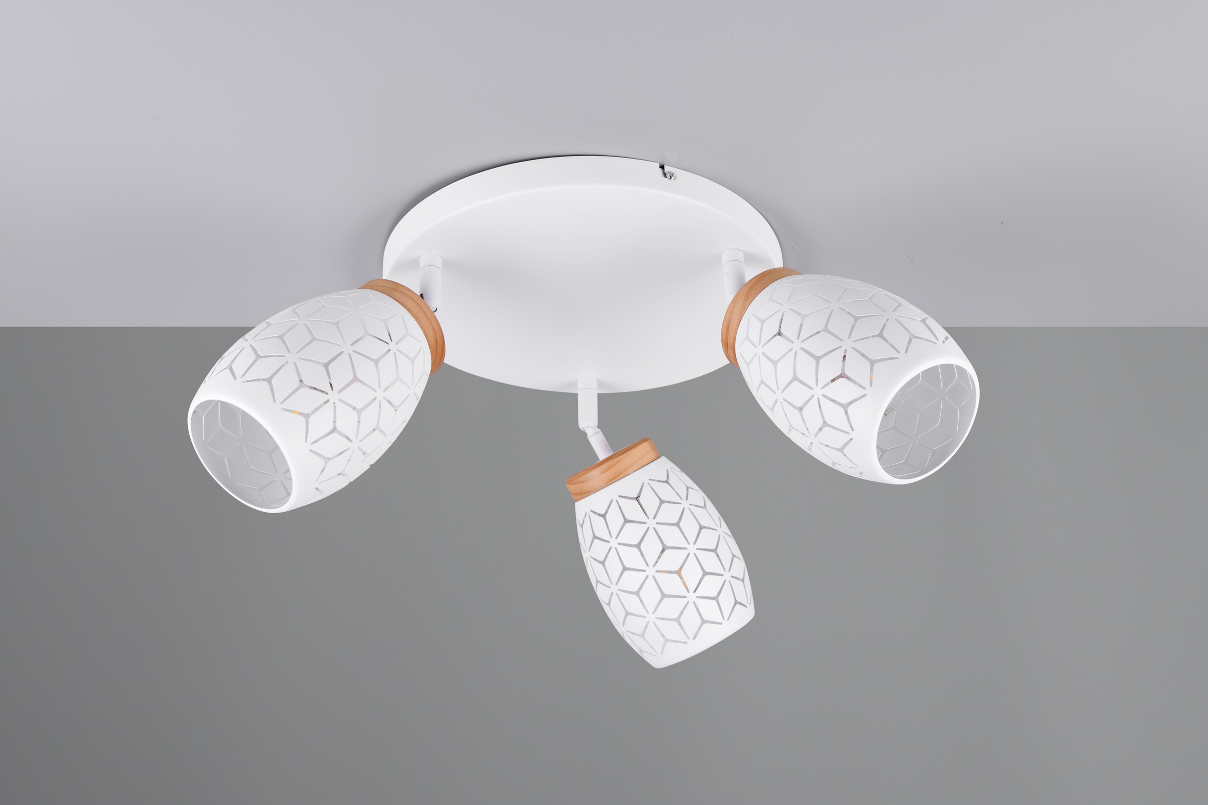 REALITY Leuchten Deckenleuchte »BIDAR, Deckenlampe mit 3 schwenkbaren Spots, exkl 3x E14 max 10W«, 3 flammig, Leuchtmittel E14 | Leuchtmittel wechselbar, Metall-Lampenschirm mit Lasercut Muster und Holz-Dekoelement Ø 58cm