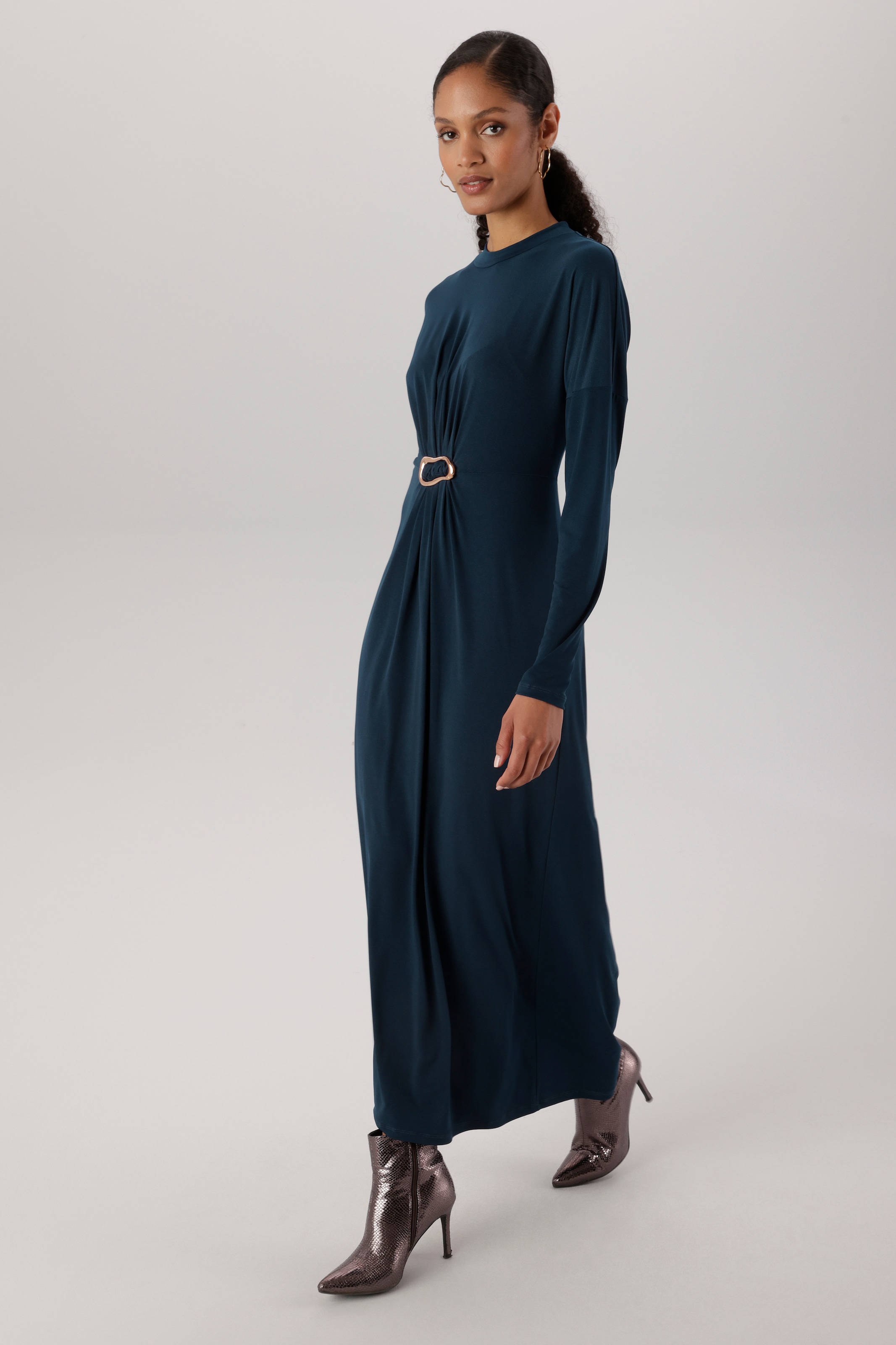 Aniston SELECTED Maxikleid schmeichelnde Raffung mit dekorativer Brosche - NEUE KOLLEKTION