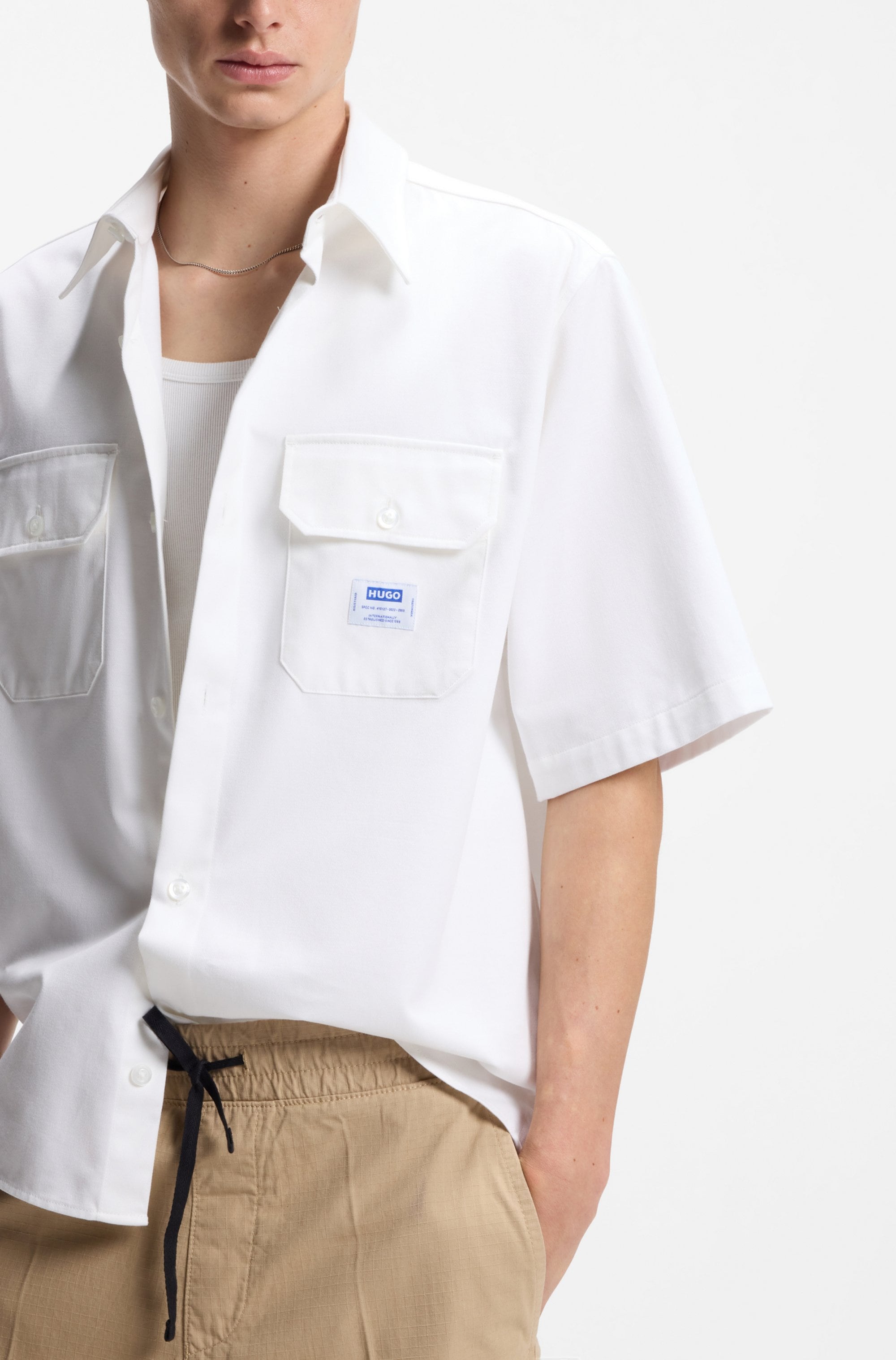 HUGO Kurzarmhemd »Ekyno« mit kontrastfarbenem Logo-Badge auf der Brust