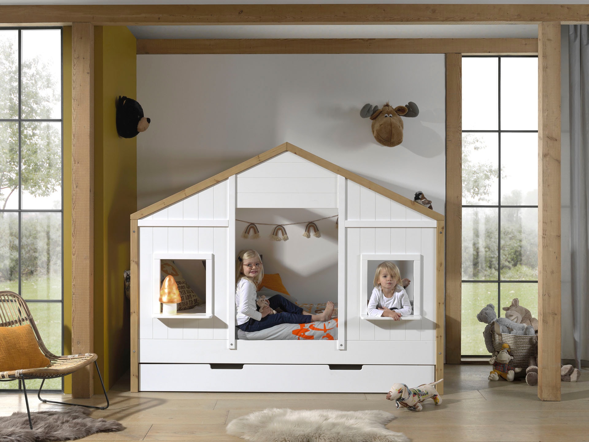 Vipack Hausbett »Babs, mit Dachaufbau, Fenstern, Made in Europe, originelle Optik«, (B/H/T ca. 210x170x97cm, Weiß/Oak lackiert, seitlich nach hinten offen), inklusive Rolllattenrost und wahlweise mit Bettschublade