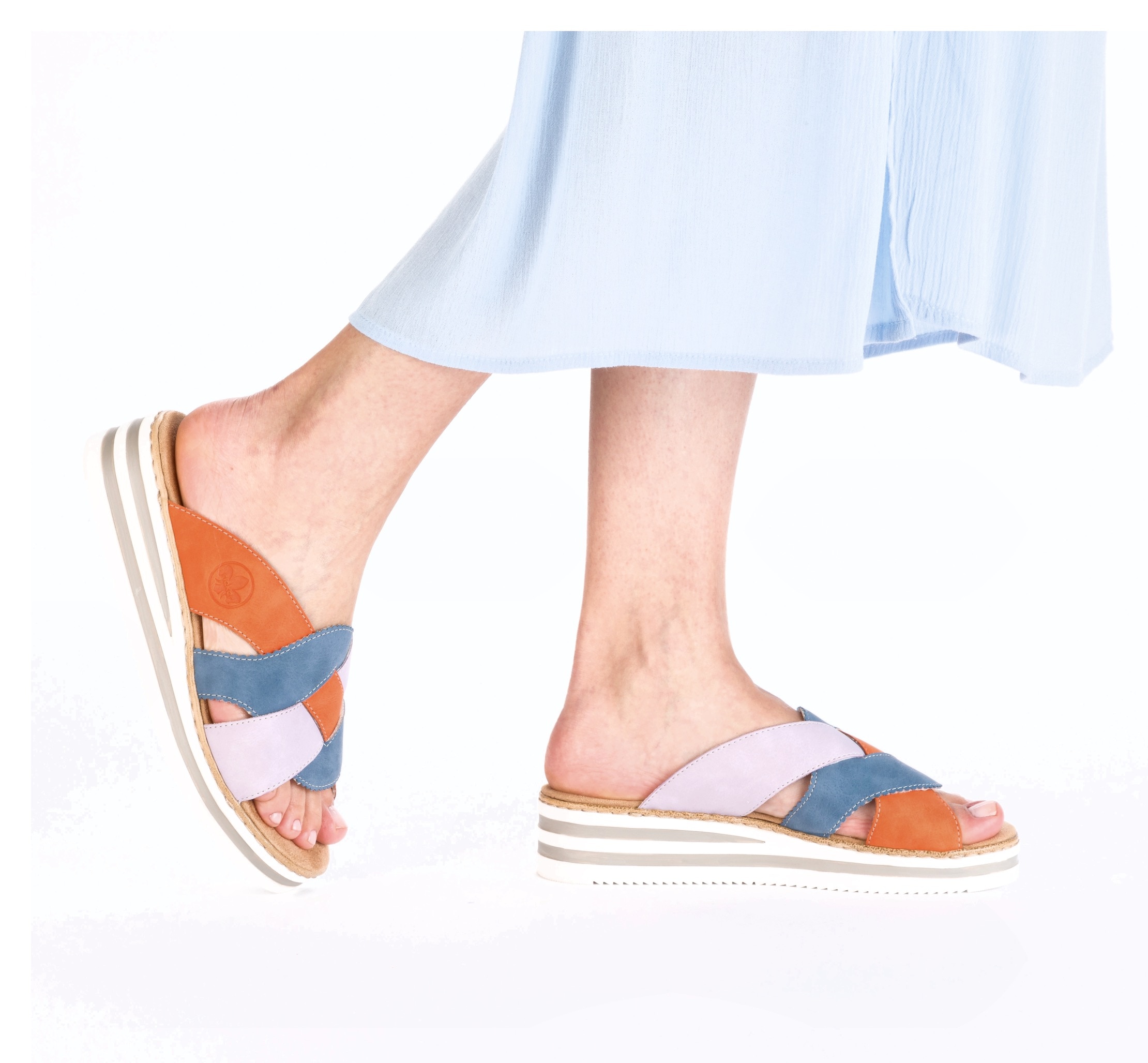 Rieker Pantolette, Sommerschuh, Strandschuh, Hausschuh mit zweifarbiger Plateausohle