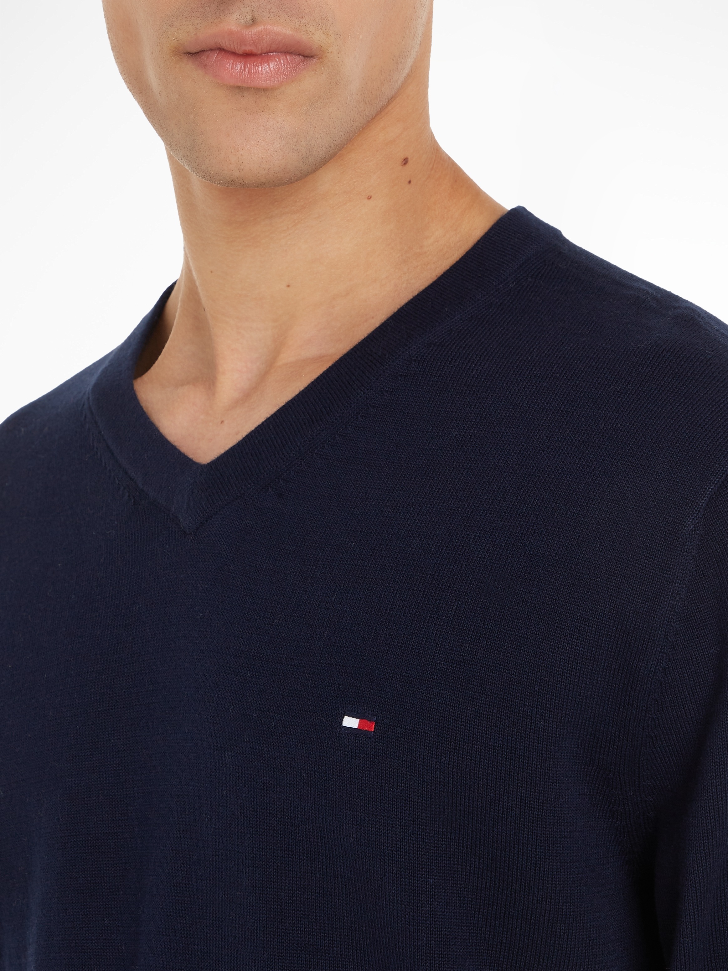 Tommy Hilfiger Strickpullover »ESSENTIAL COTTON V NECK mit V-Ausschnitt und Stickerei«, unifarben, casual, regular fit, Baumwolle, V-Ausschnitt