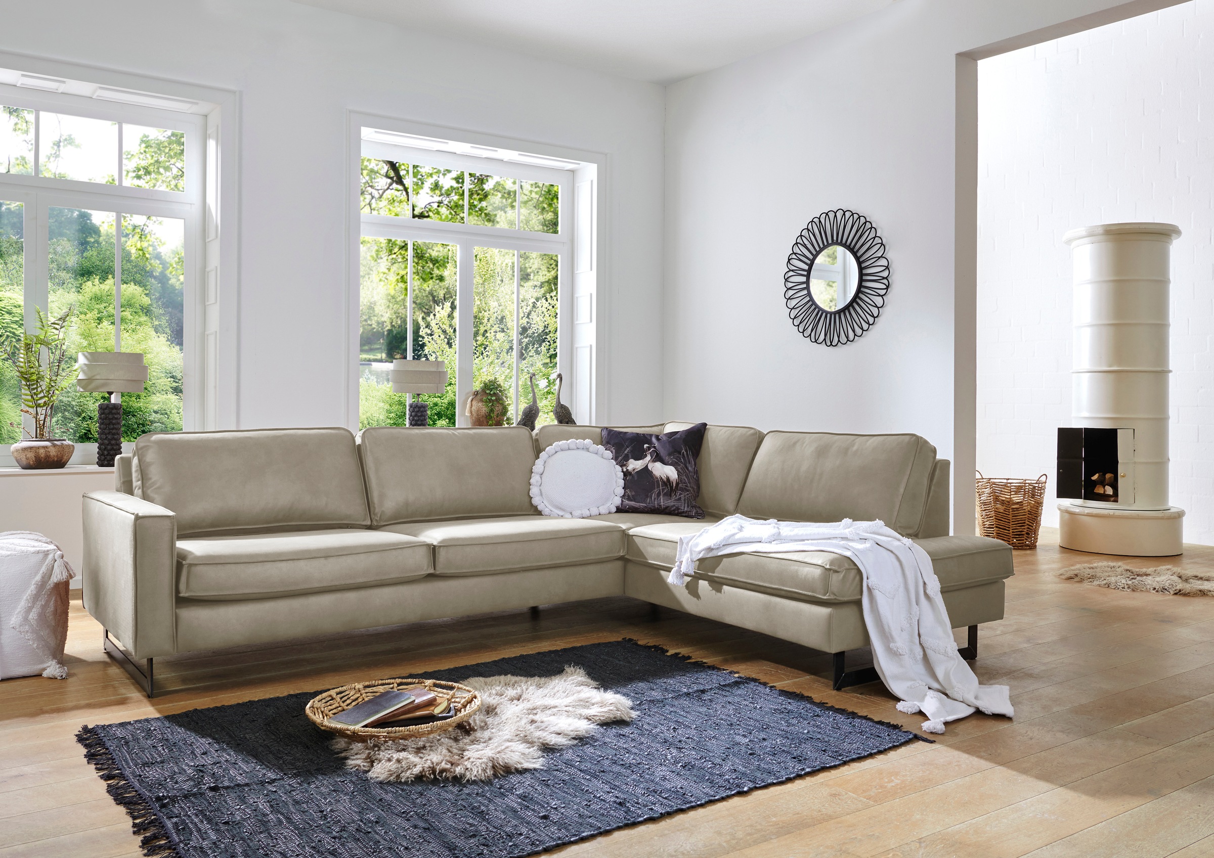Places of Style Ecksofa »Pinto, 290 cm, Cord, Chenille, Lederoptik, Ottomane links / rechts«, mit Keder, schwarze Metallfüße, Wellenunterfederung