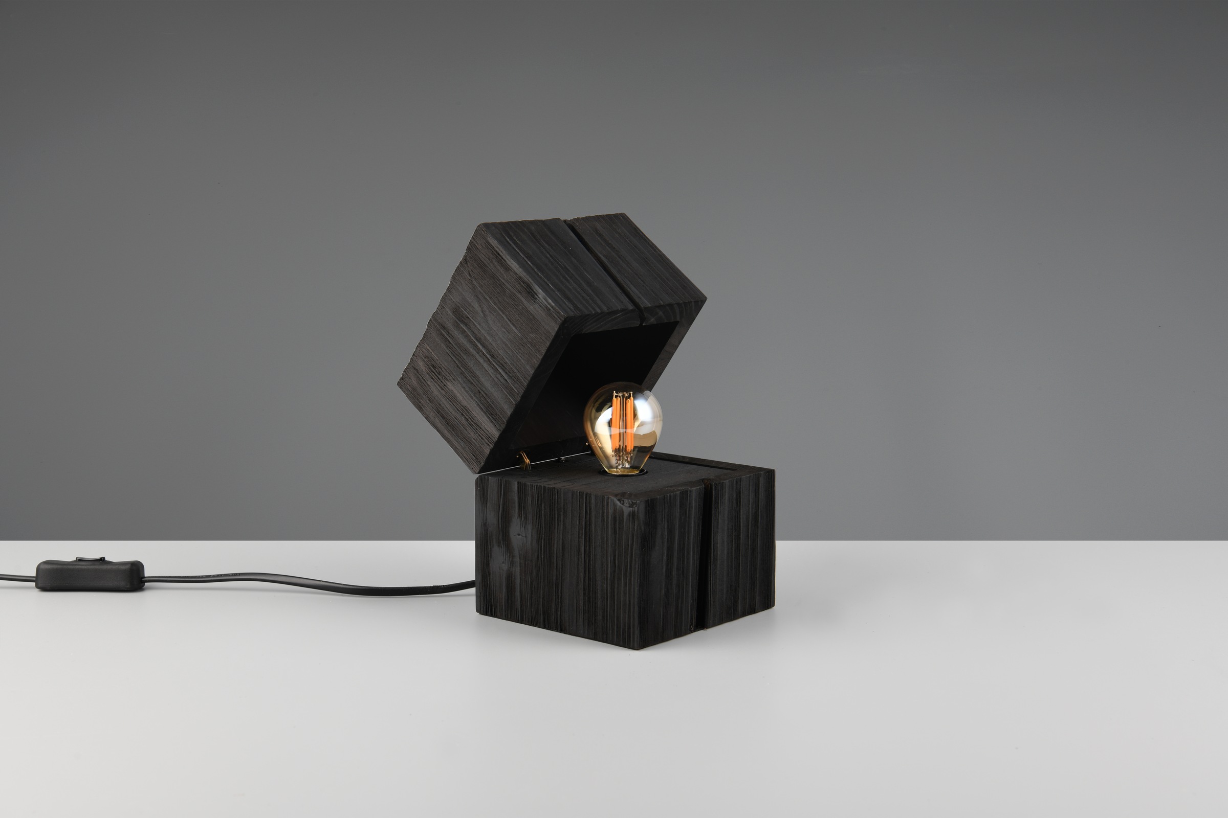 TRIO Leuchten Schreibtischlampe »TREASURE, Deko Tischleuchte Schatzkiste inkl 1xE14 LED 225 Lumen 2700K«, 1 flammig, Leuchtmittel E14 | Leuchtmittel wechselbar, Licht startet bei öffnen der Box, Schnurschalter, Naturholz Tischlampe