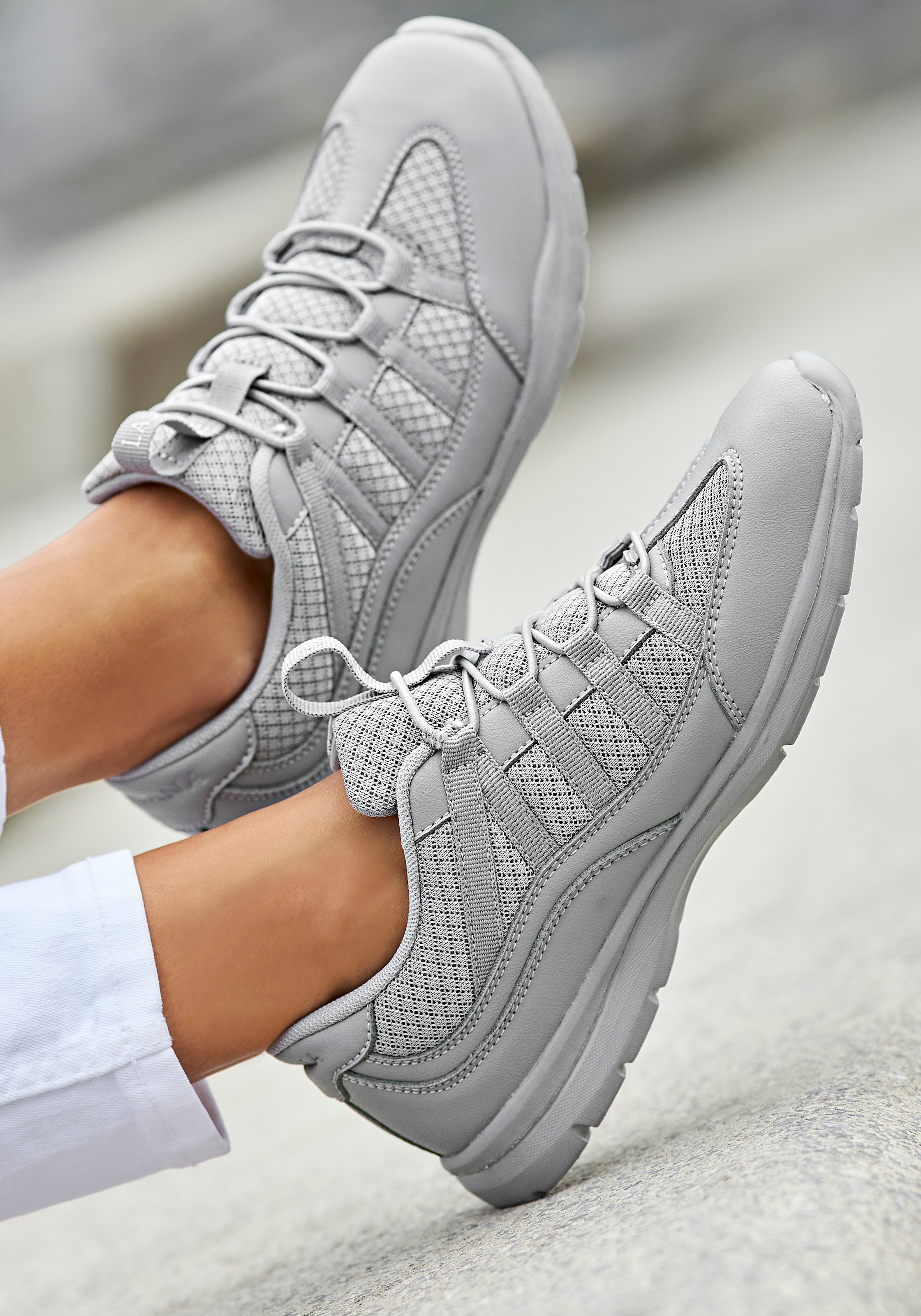 LASCANA Sneaker »Freizeitschuh, Halbschuh,«, zum Reinschlüpfen mit elastischen Schnürbändern VEGAN