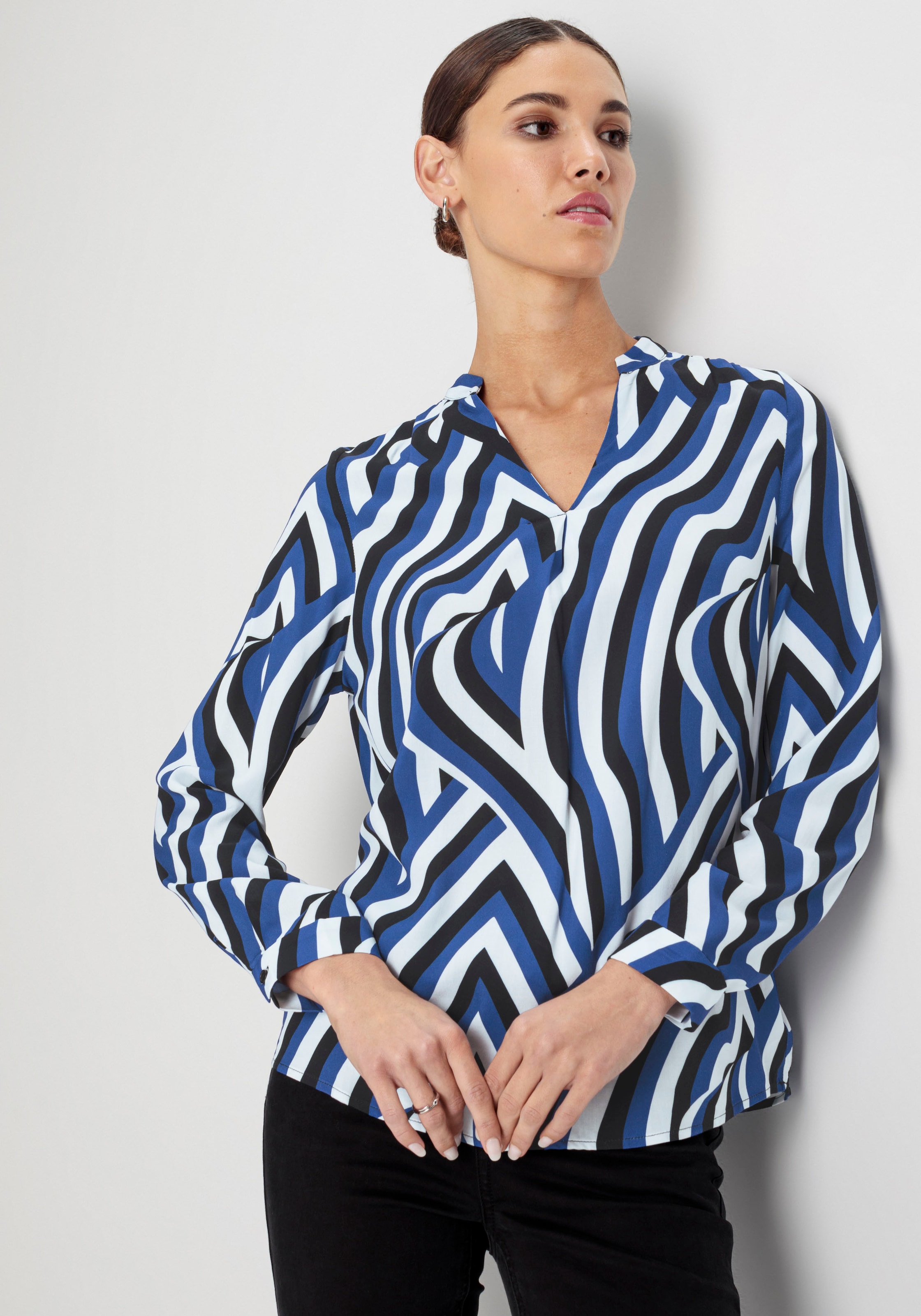 Klassische Bluse, mit elegantem V-Ausschnitt - NEUE KOLLEKTION