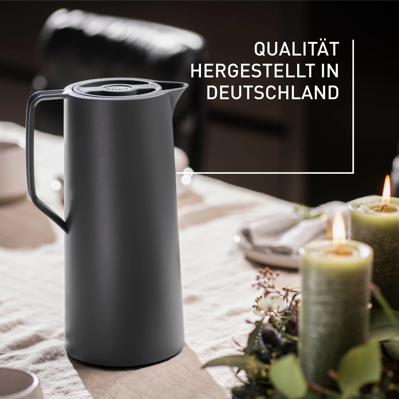 Emsa Isolierkanne »Motiva in modernem Design, 100% auslaufsicher, Made in Germany«, 1 l, (doppelwandiger Glasisolierkolben, bis zu 12h warm/24h kalt), Quick-Press-Deckel, Einhandbedienung, ergonomischer Schraubdeckel