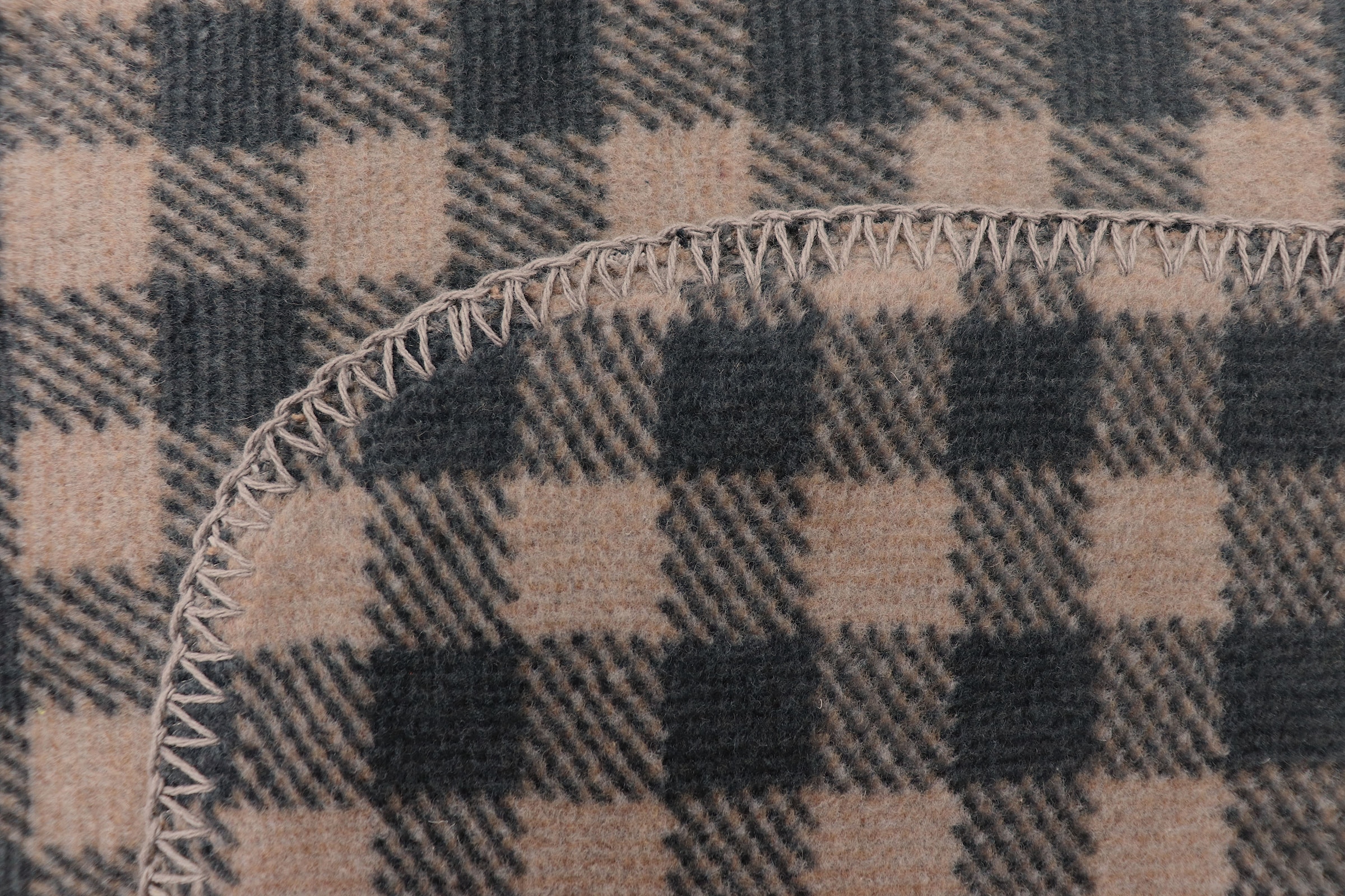 Biederlack Wohndecke »Alp Charm« Herzmotiv mit Enzianblüte mit klassischem Karo