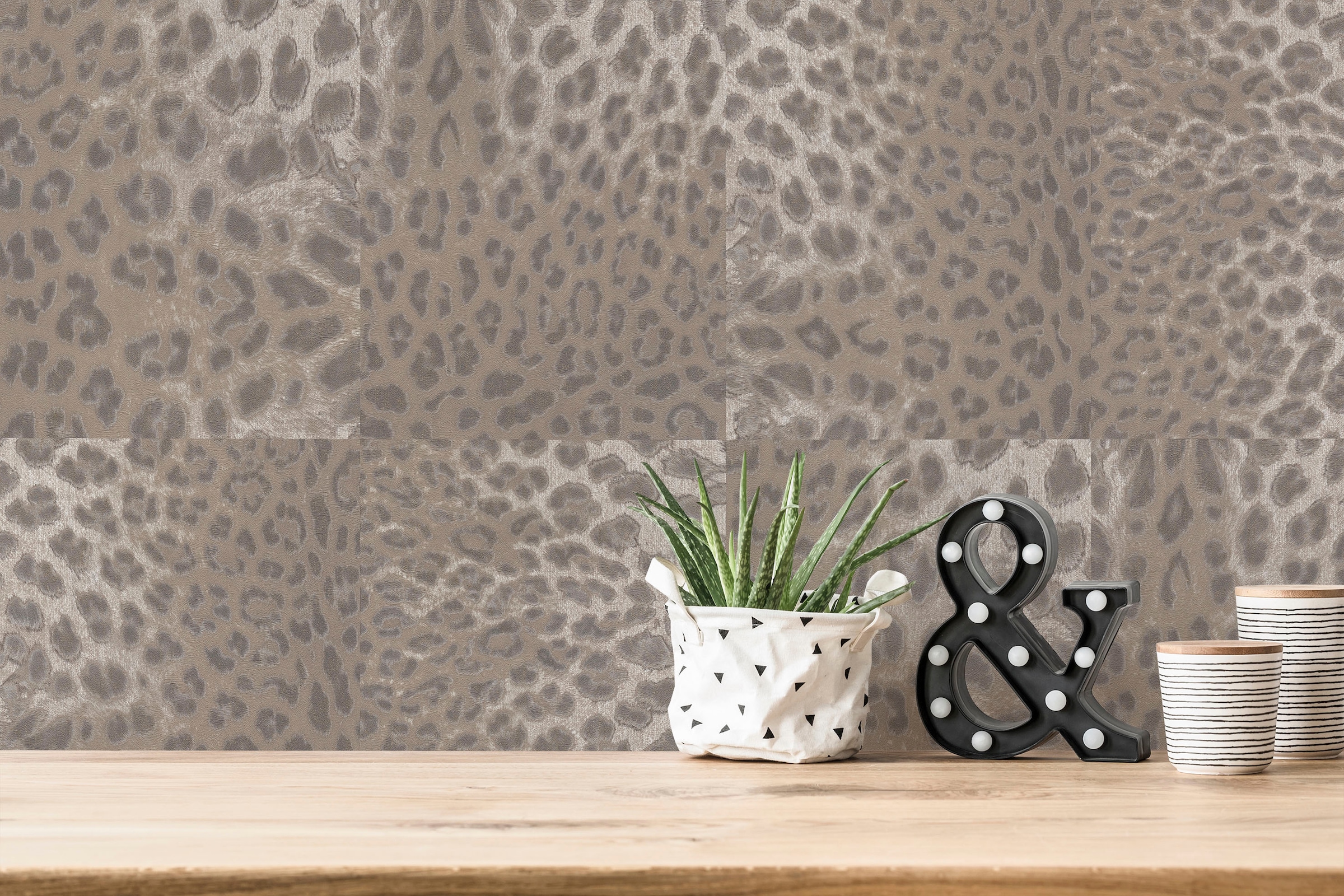 living walls Vliestapete »Desert Lodge«, Fellimitat-animal print-gemustert, Tapete Leopardenmuster Tapeten Wohnzimmer Schlafzimmer Küche Flur Büro