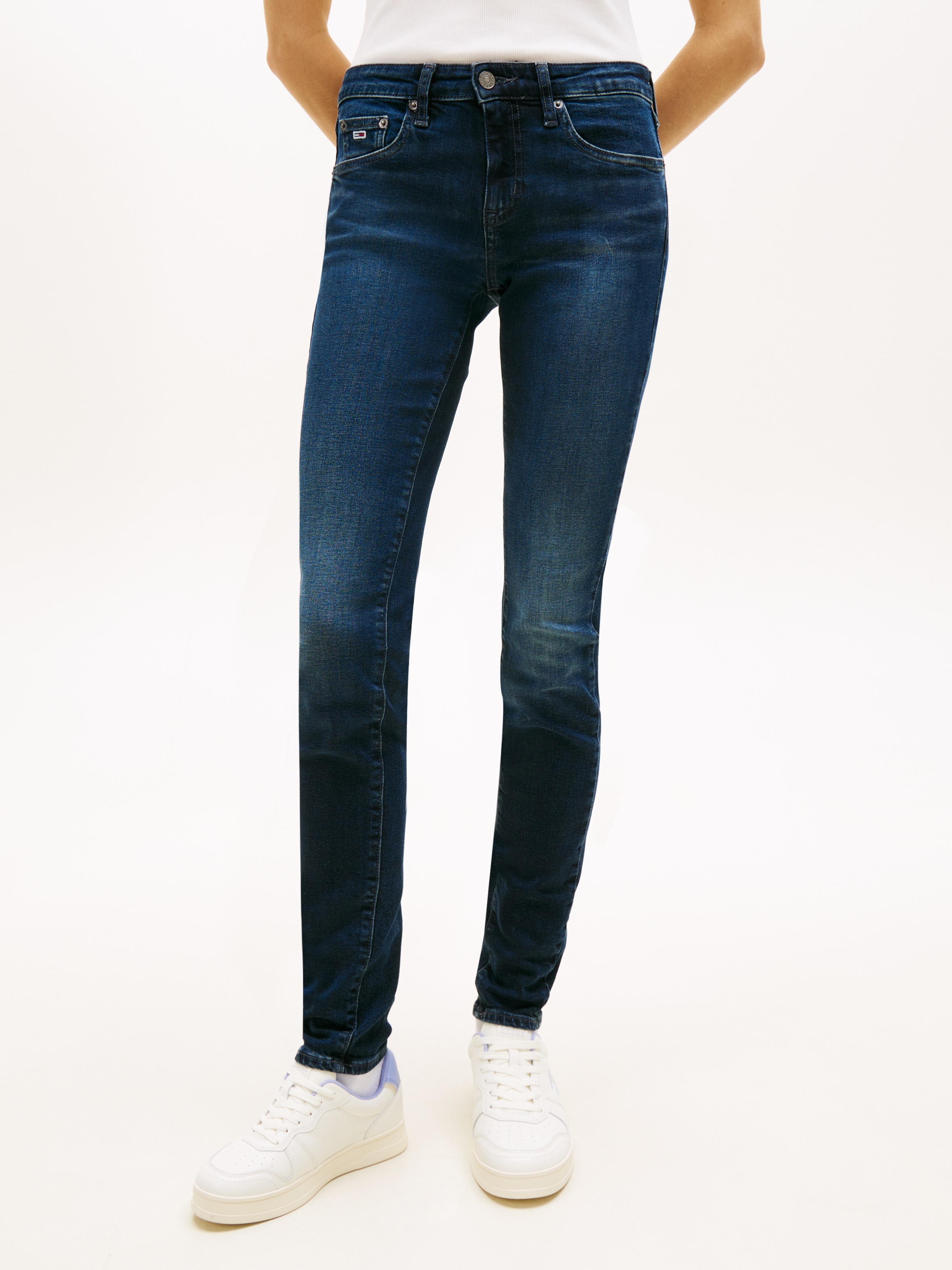 Tommy Jeans Mom-Jeans »High waist - Mom-Jeans Tapered« mit Logo-Badge, Logostickerei