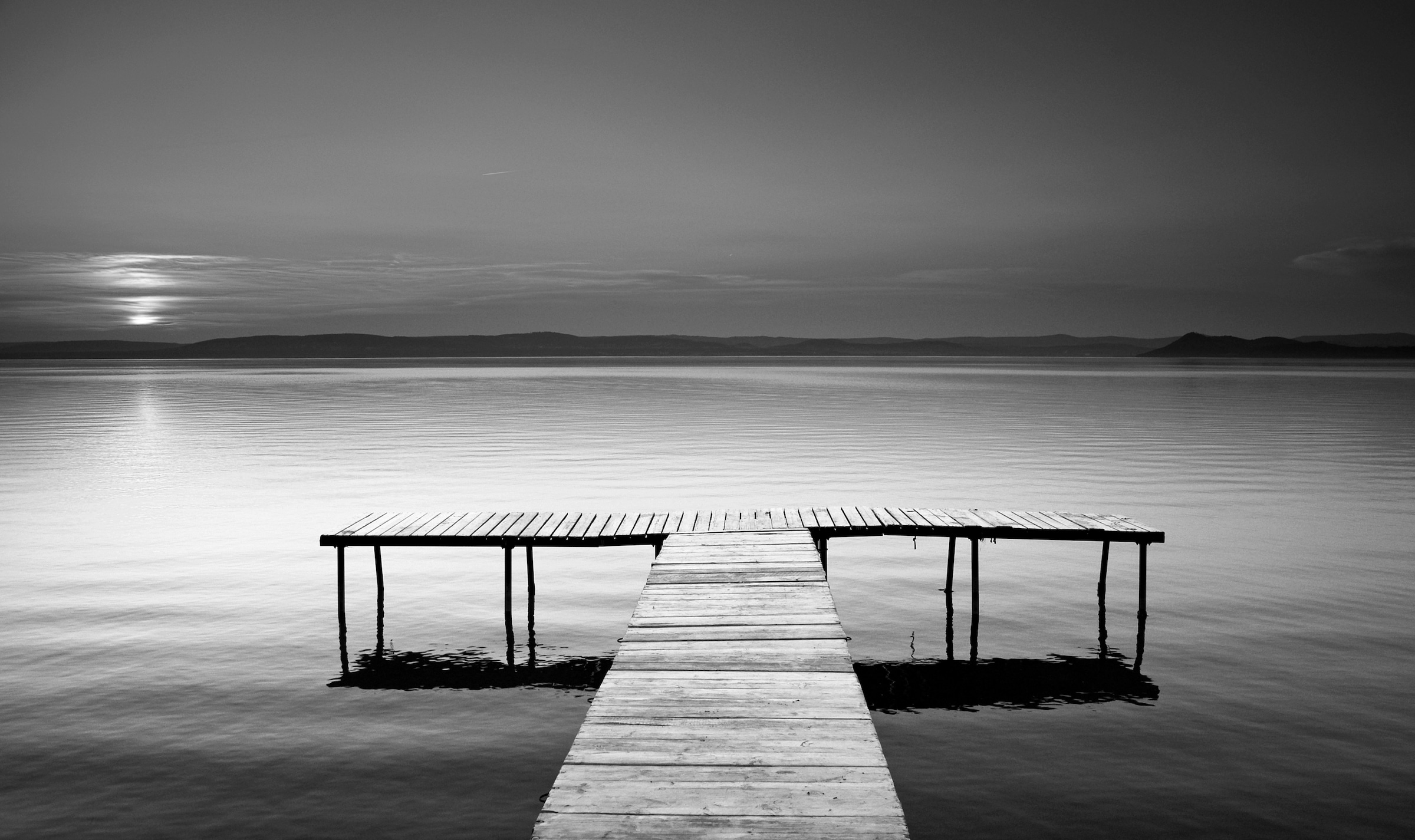 Papermoon Fototapete »Steg im Wasser Schwarz & Weiß« günstig online kaufen