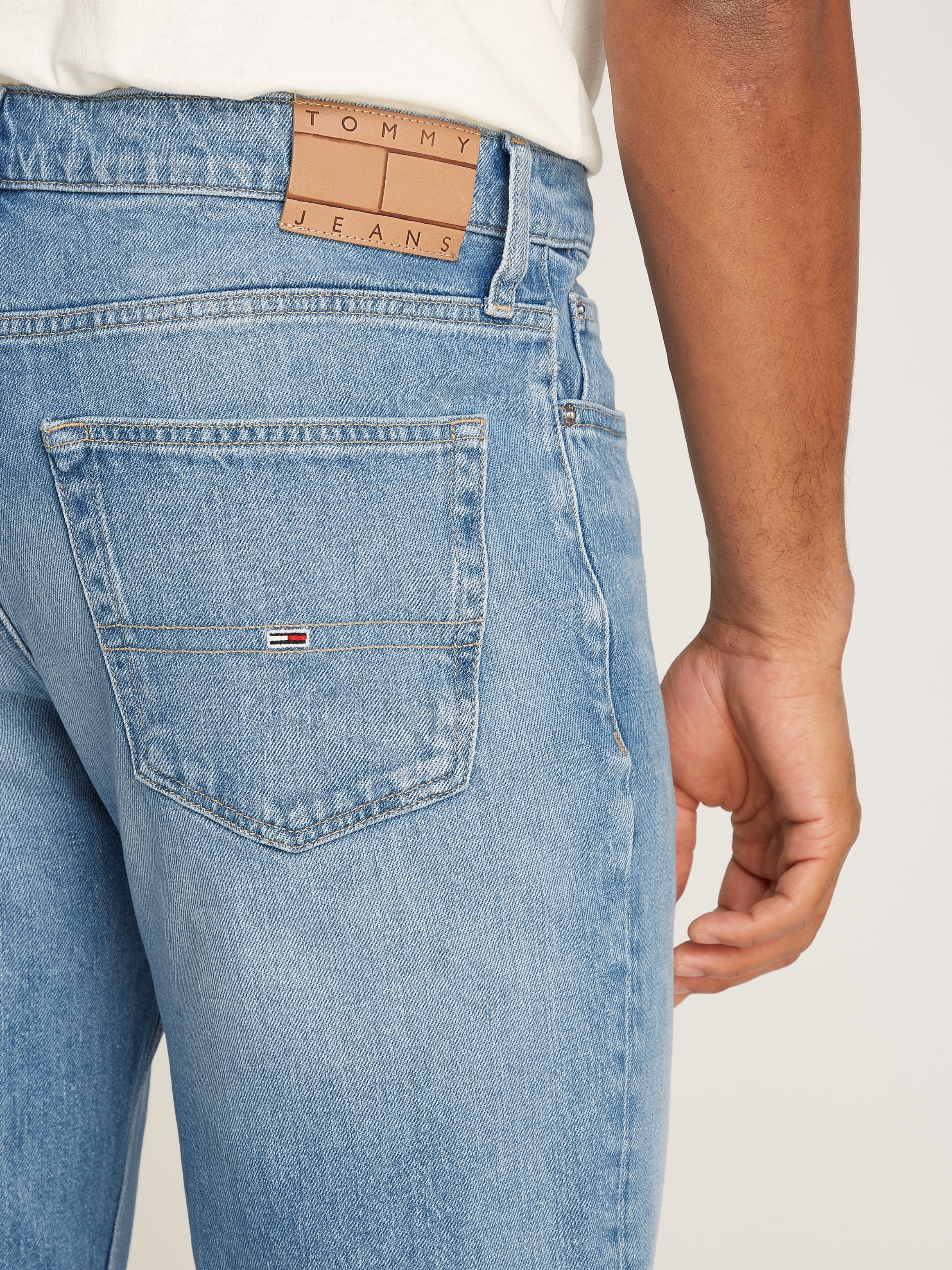 Tommy Jeans Slim-fit-Jeans »RYAN SLIM STRAIGHT«, mit Logoprägung