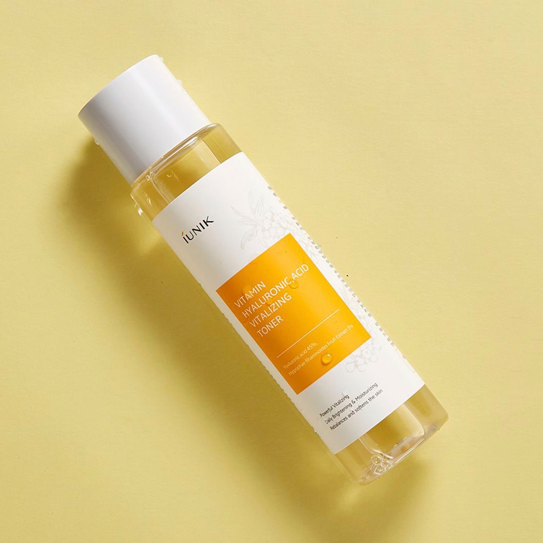 iUnik Toner »Vitamin Hyaluronic Acid Vitalizing Toner«, Verbessert den Hautton, beinhaltet 45% Hyaluronsäure.
