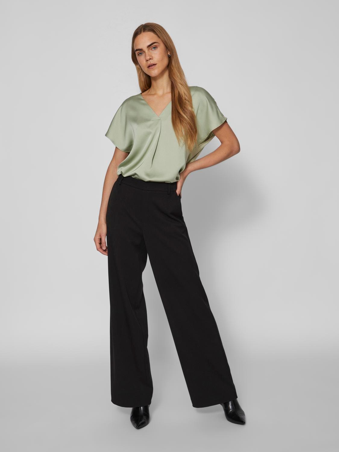 Vila V-Shirt »VIELLETTE V-NECK S/S SATIN TOP - NOOS«