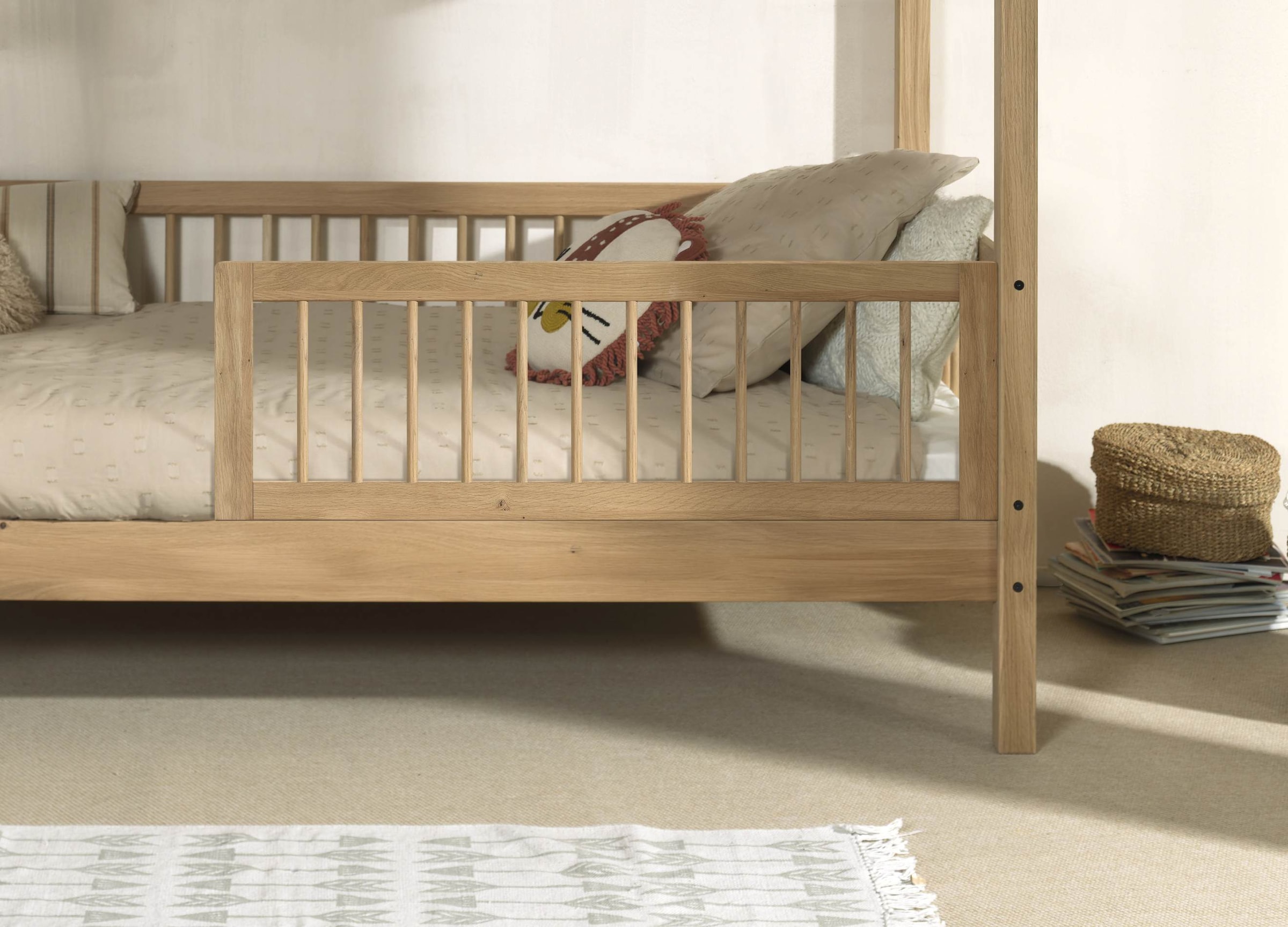Home affaire Etagenbett »Forrest, Eiche massiv, Made in Europe, langlebige Qualität«, (H/B/T ca. 176/90/200cm), Schublade + unterer Rausfallschutz optional, stabil, 2 Lattenroste