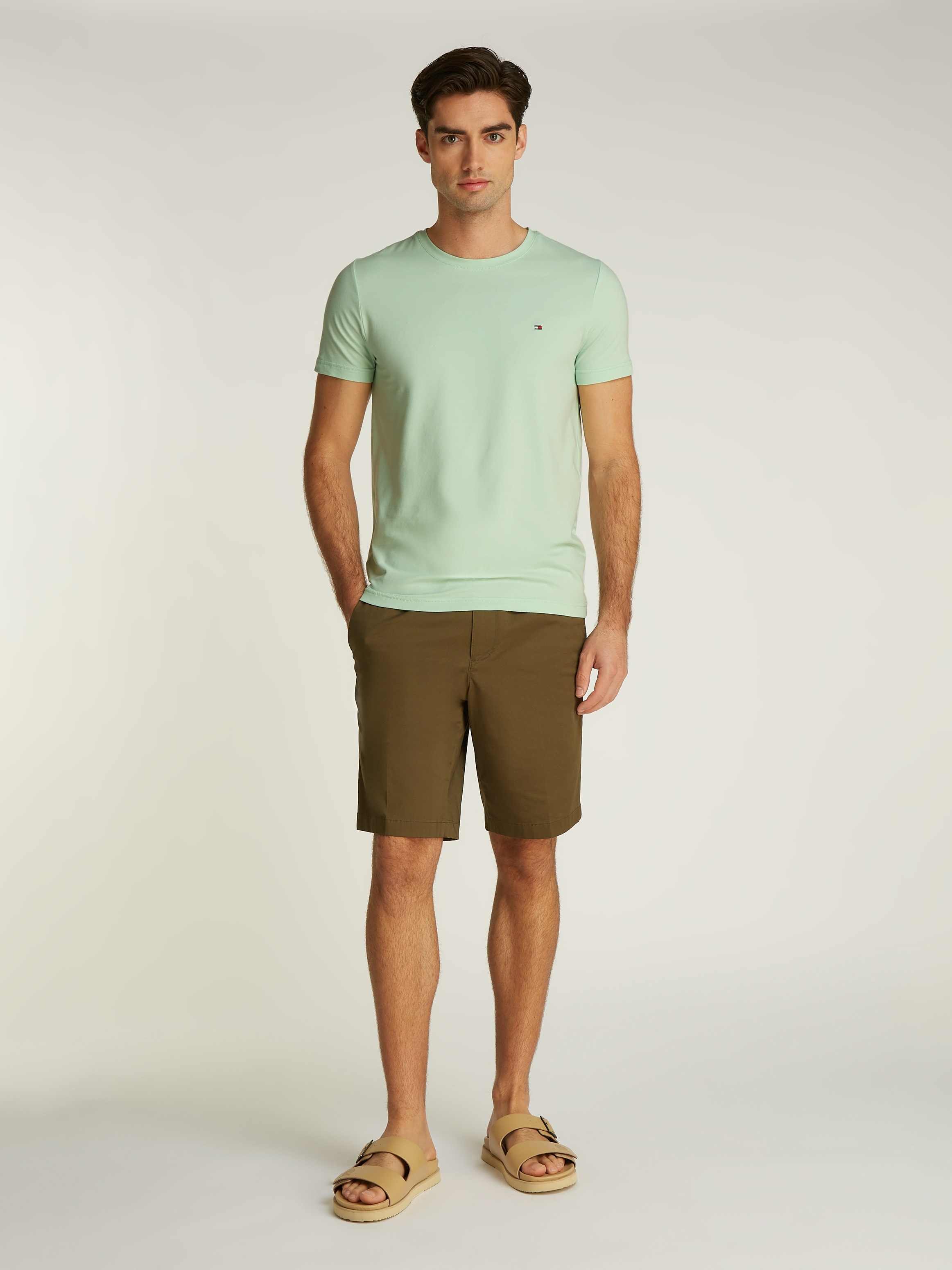 Tommy Hilfiger T-Shirt »STRETCH SLIM FIT TEE mit Rundhals und Logostickerei« unifarben, casual, slim fit, Baumwollmix, Rundhals