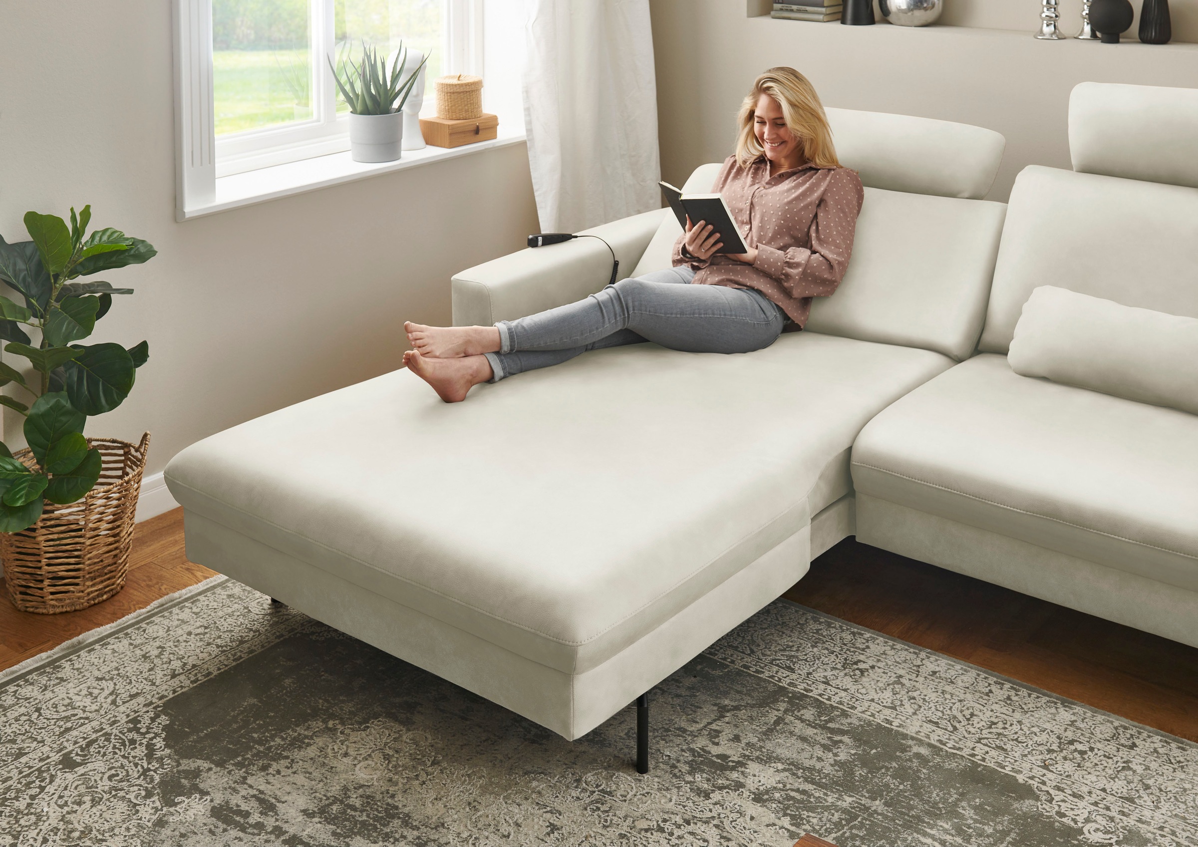 Die PlanBar Ecksofa »PN-EM20028 L-Form mit Kopfstützen«, wahlweise mit motorischem Canape