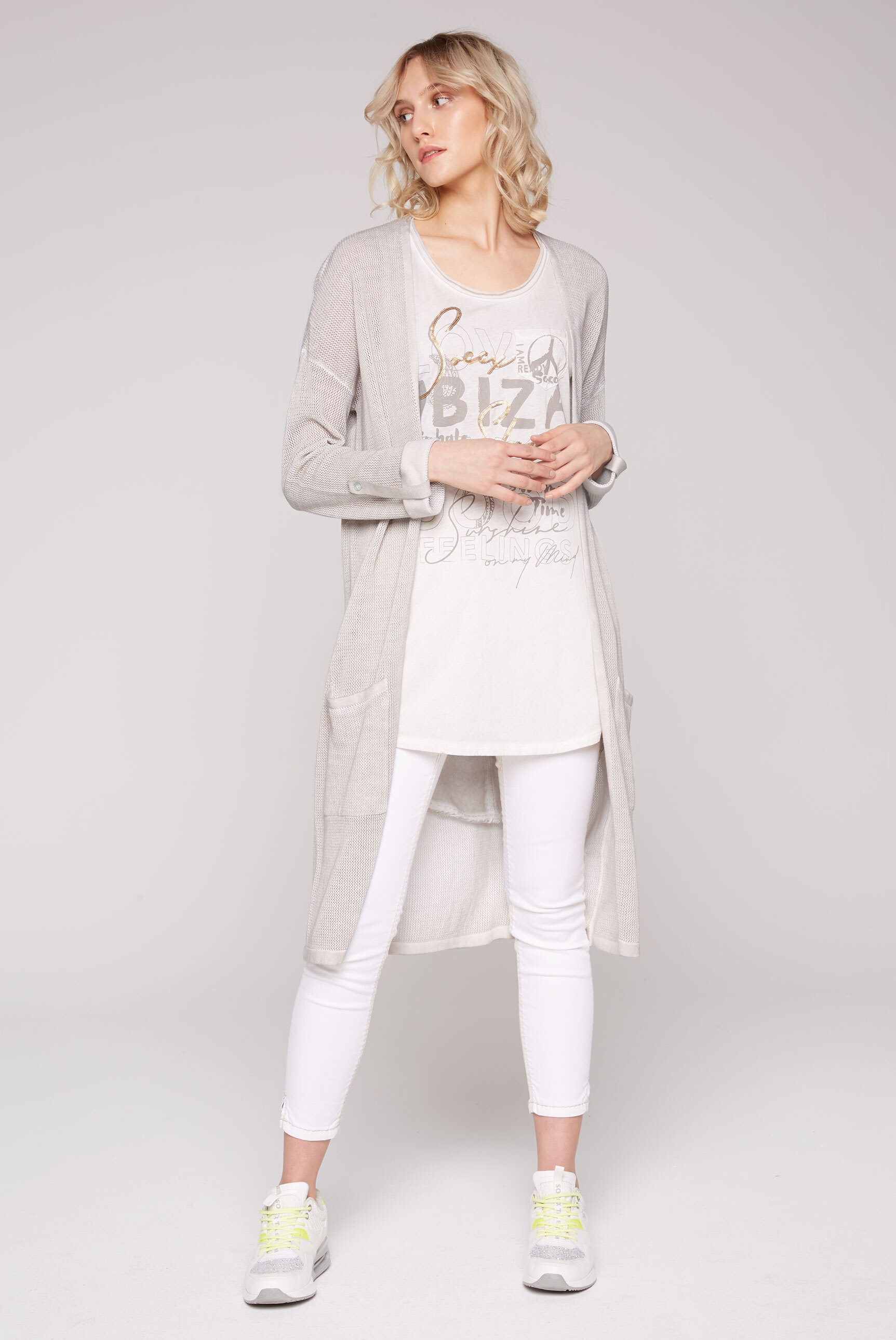 SOCCX Cardigan, mit Wording aus Glitzersteinchen auf dem Rücken