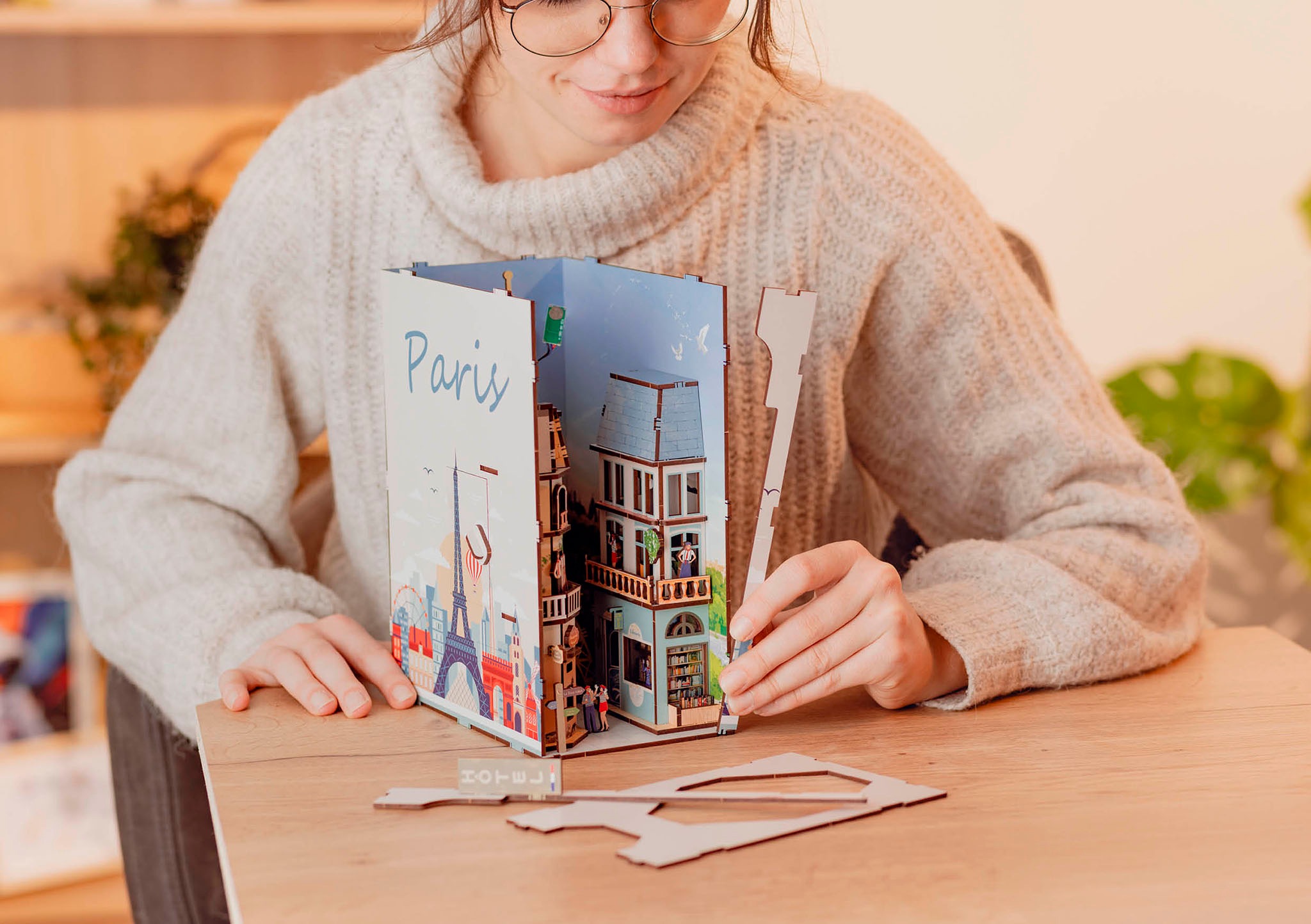 Revell® 3D-Puzzle »Book Nook, Tiny Adventures Paris«, Buchstütze; mit LED-Beleuchtung