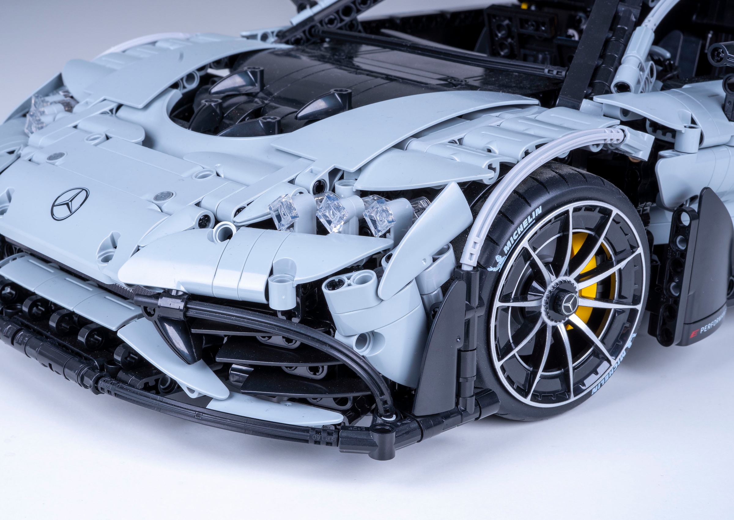 Jamara RC-Auto »CaDA, Mercedes-AMG ONE 1:8 grau 2,4GHz Bricks«, (3295 tlg.), mit LED Licht