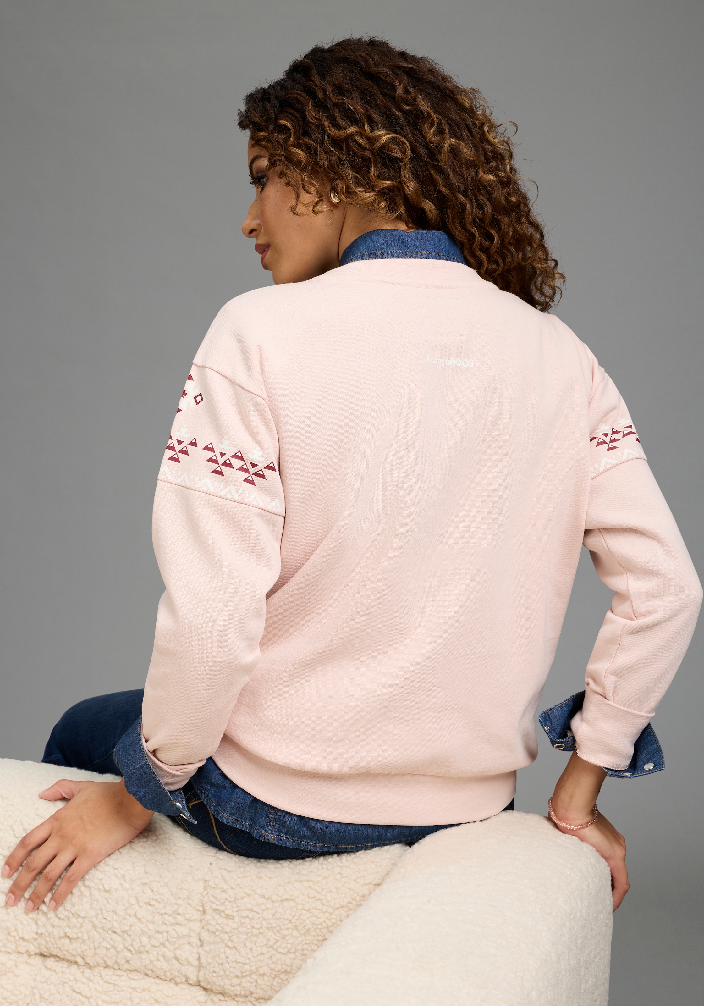 KangaROOS Sweatshirt , Oversize-Passform, mit Rundhals, hüftbedeckende Länge
