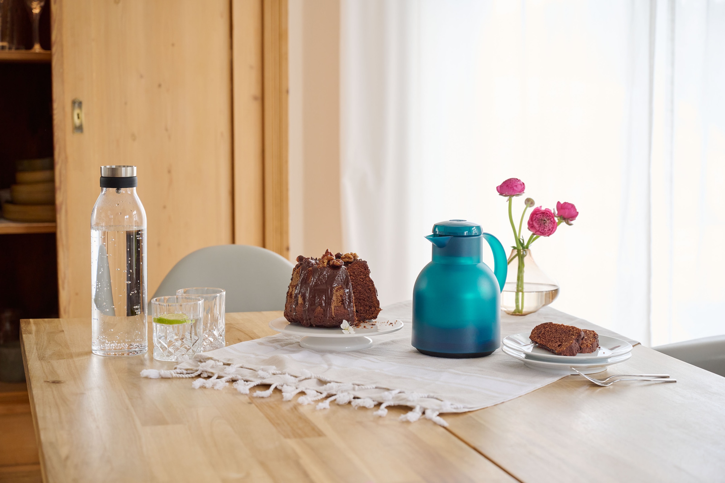 Emsa Isolierkanne »Samba«, 1 l, zeitloses Design, einfacher Knopfdruck, 24h kalt, 12h warm
