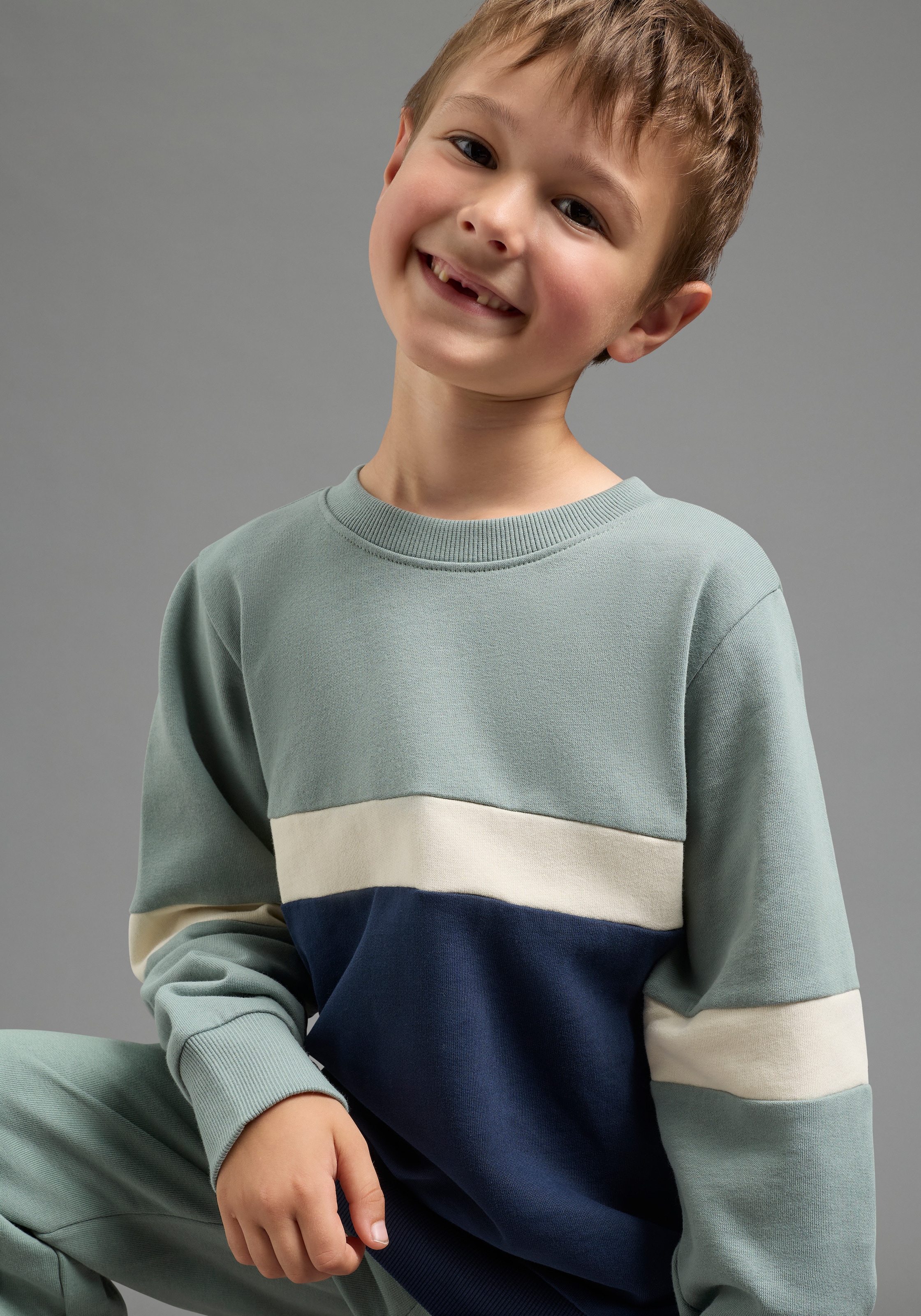 Scout Sweatshirt »Rundhals-Sweat mit kontrastfarbigen Einsätzen - NEU von SCOUT«, Rundhals, Langarm, hüftbedeckende Länge, mit Badge-Applikation
