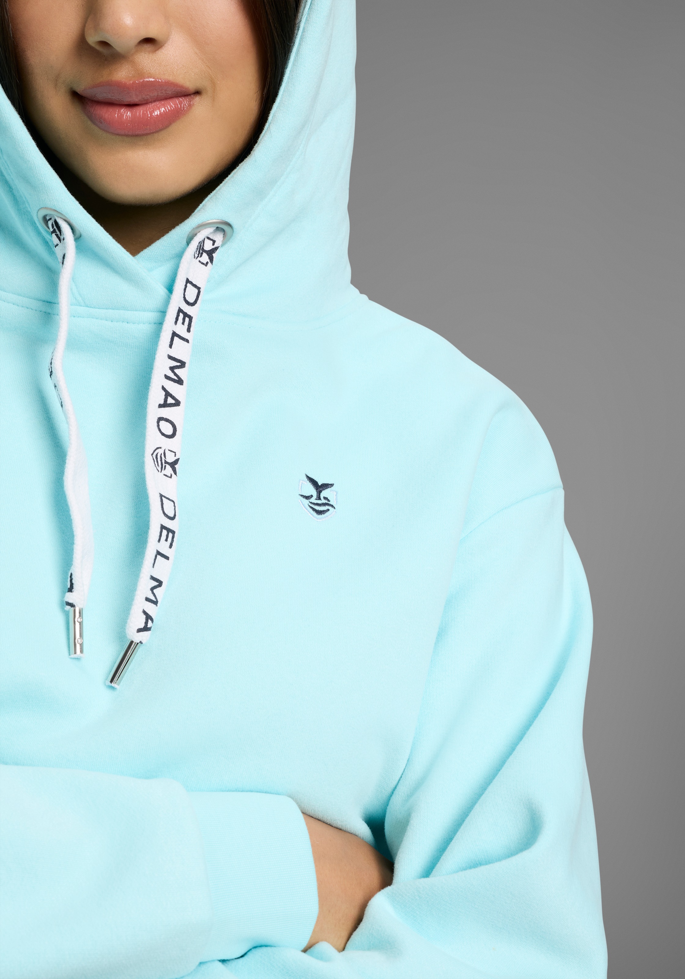 DELMAO Kapuzensweatshirt , Weiche Baumwollmischung mit Kängurutasche und bedruckter Kordel
