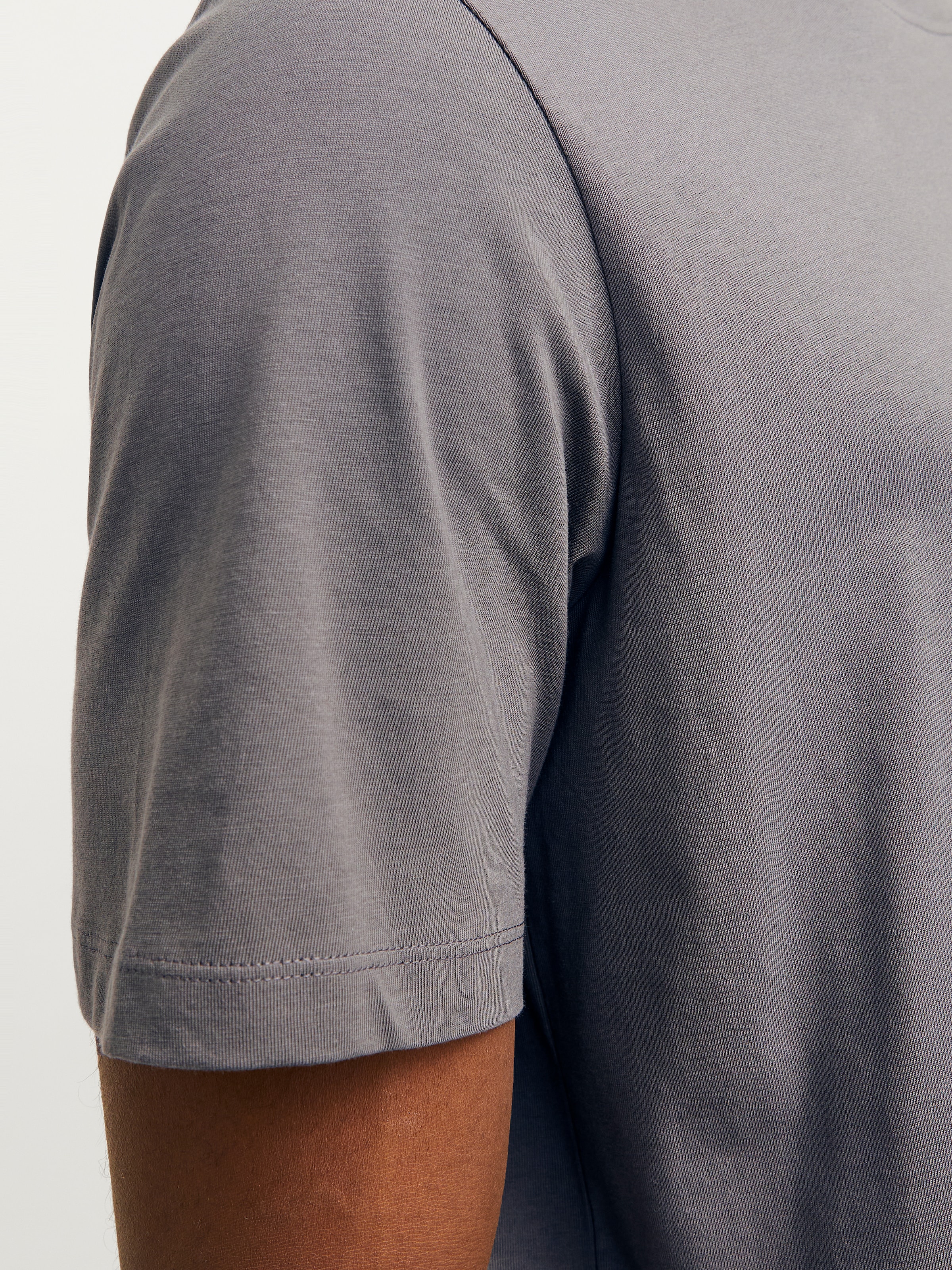 Jack & Jones Rundhalsshirt »JJENOA TEE SS CREW NECK NOOS«, mit abgerundetem Saum