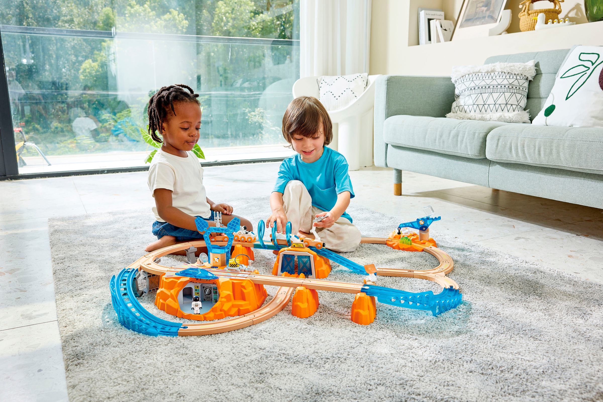Hape Spielzeug-Eisenbahn »Zugset - Mars-Erkundung«, (48 tlg.), mit Licht und Sound