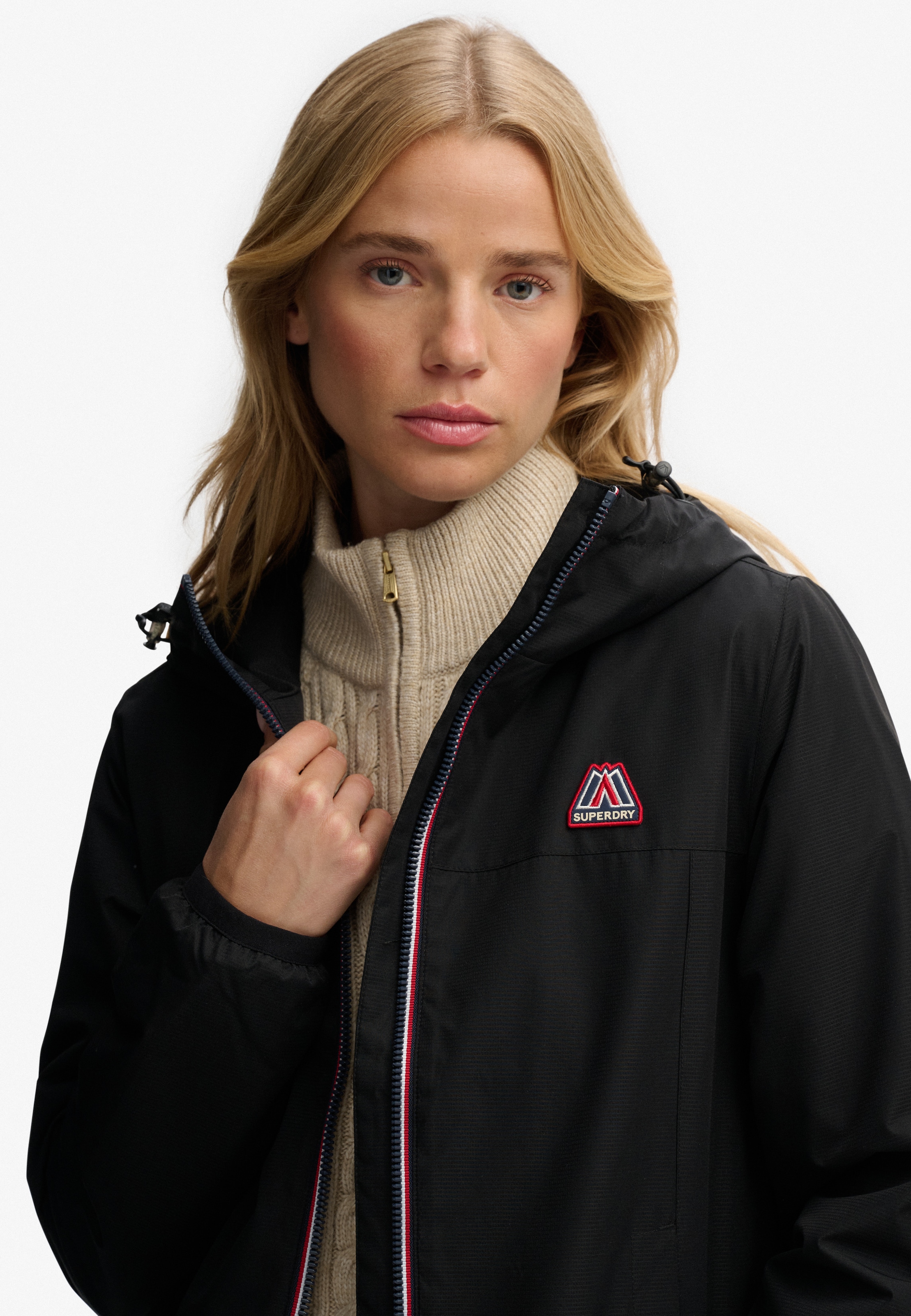 Superdry Outdoorjacke »ESSENTIAL TRI WINDBREAKER JKT« mit Kapuze Loose Fit, mit hochschließendem Kragen, aus Polyester
