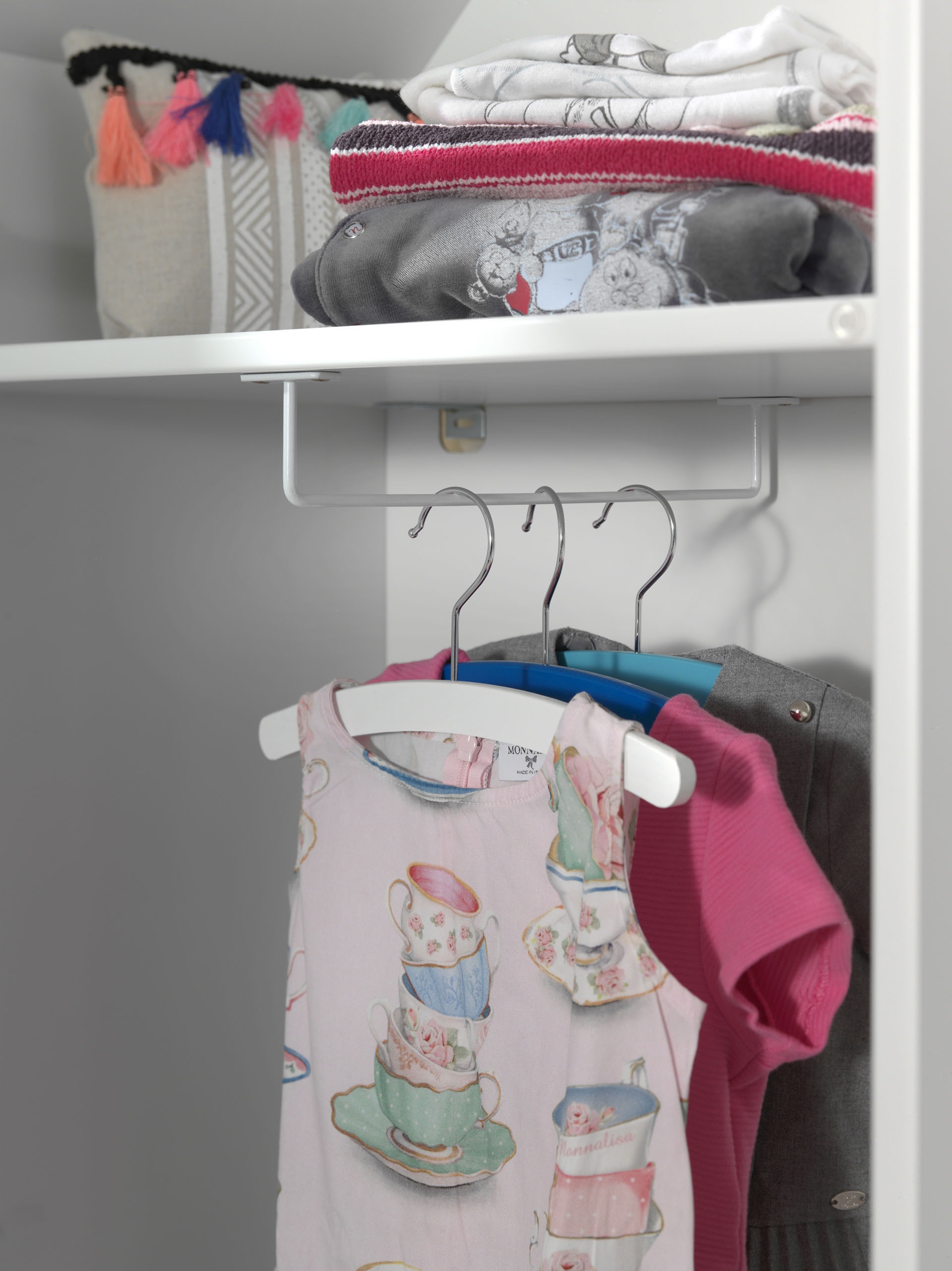 Vipack Kleiderschrank »Set Casami Bruges in trendigem Design, 1 Regal u. 1 Kleiderschrank« Schranktür in verschiedenen Farben und Fensteranordnungen, 2 Stk. tlg. variable Typenanordnung, Kleiderschrank mit Böden und Kleiderstange