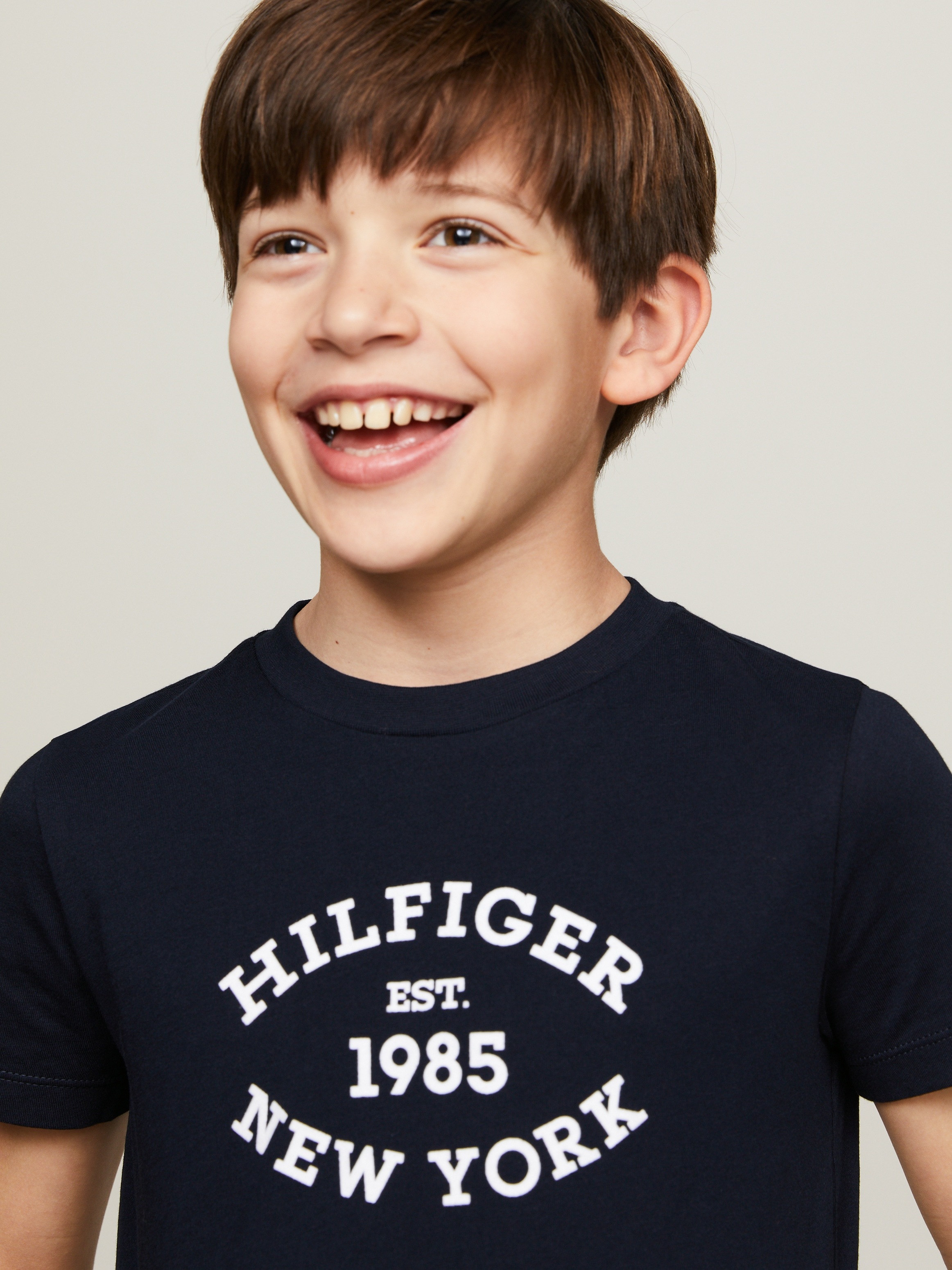 Tommy Hilfiger Rundhalsshirt »MONOTYPE FLOCK REGULAR TEE SS«, mit Frontprint, Rundhlas, Kurzarm