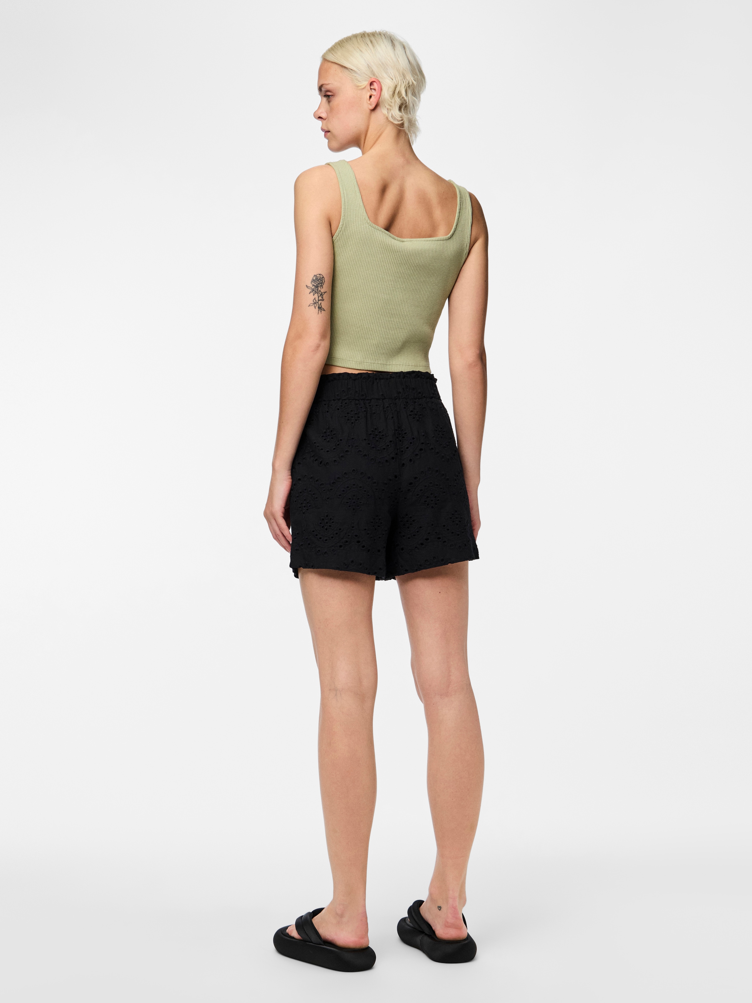 pieces Shorts »PCVILDE MW SHORTS WVN NOOS«  mit Lochstickerei