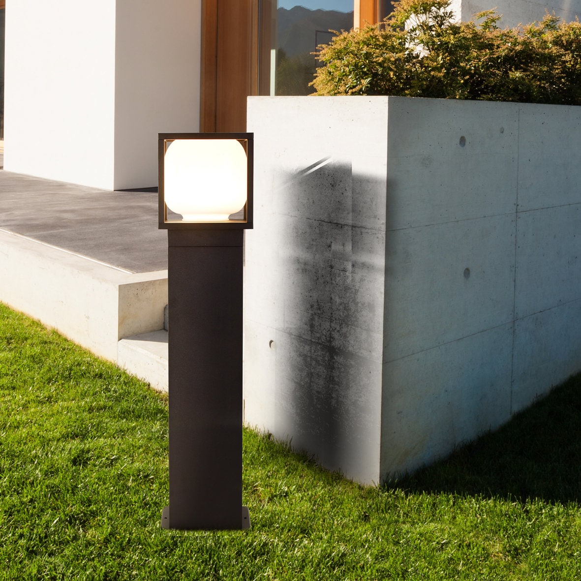 Searchlight Außen-Stehlampe »Athens Außenleuchte - Schwarzes Metall und Opalglas« LED-Modul 1 Stk.