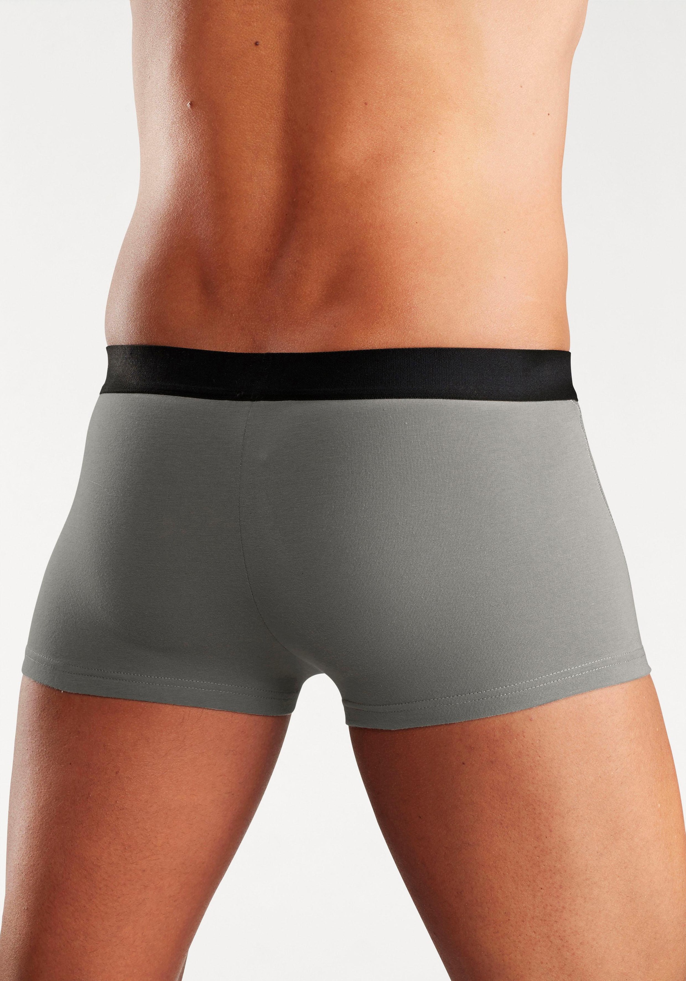 Bruno Banani Hipster, (Packung, 4 St.), knapp sitzende Boxershorts mit Logo Webbund aus Baumwollmischung